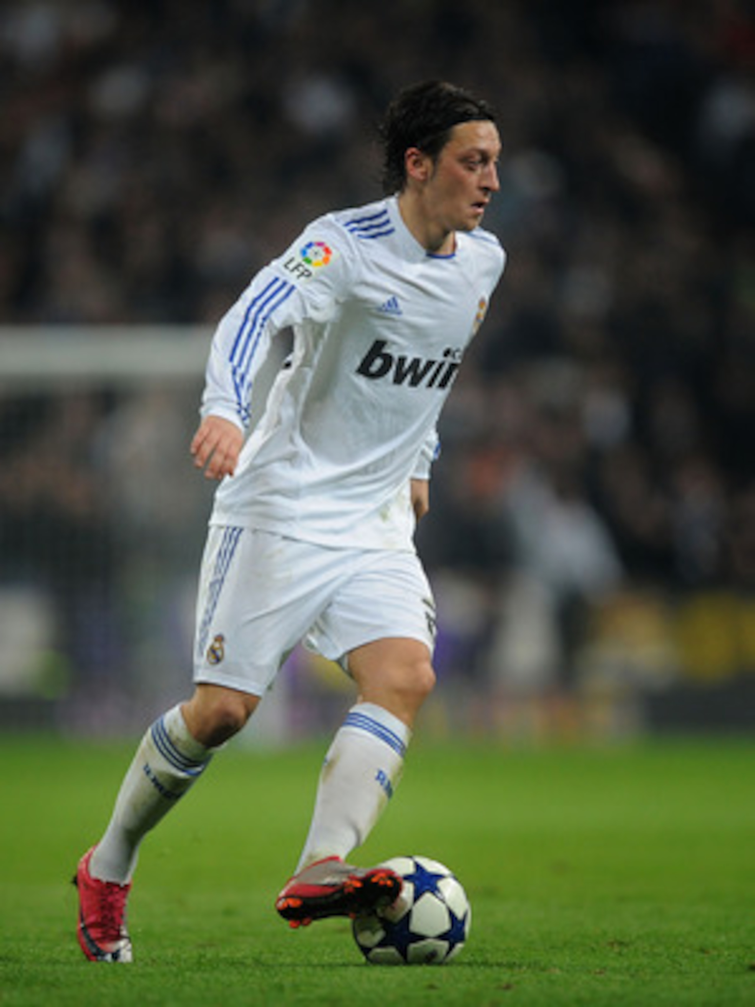 MADRID, SPAIN - JANUARY 13: Mesut Ozil of Real Madrid controls the ball during the Copa del Rey quarter final first leg match between Real Madrid and Atletico Madrid at Estadio Santiago Bernabeu on January 13, 2011 in Madrid, Spain.  (Photo by Denis Doyle