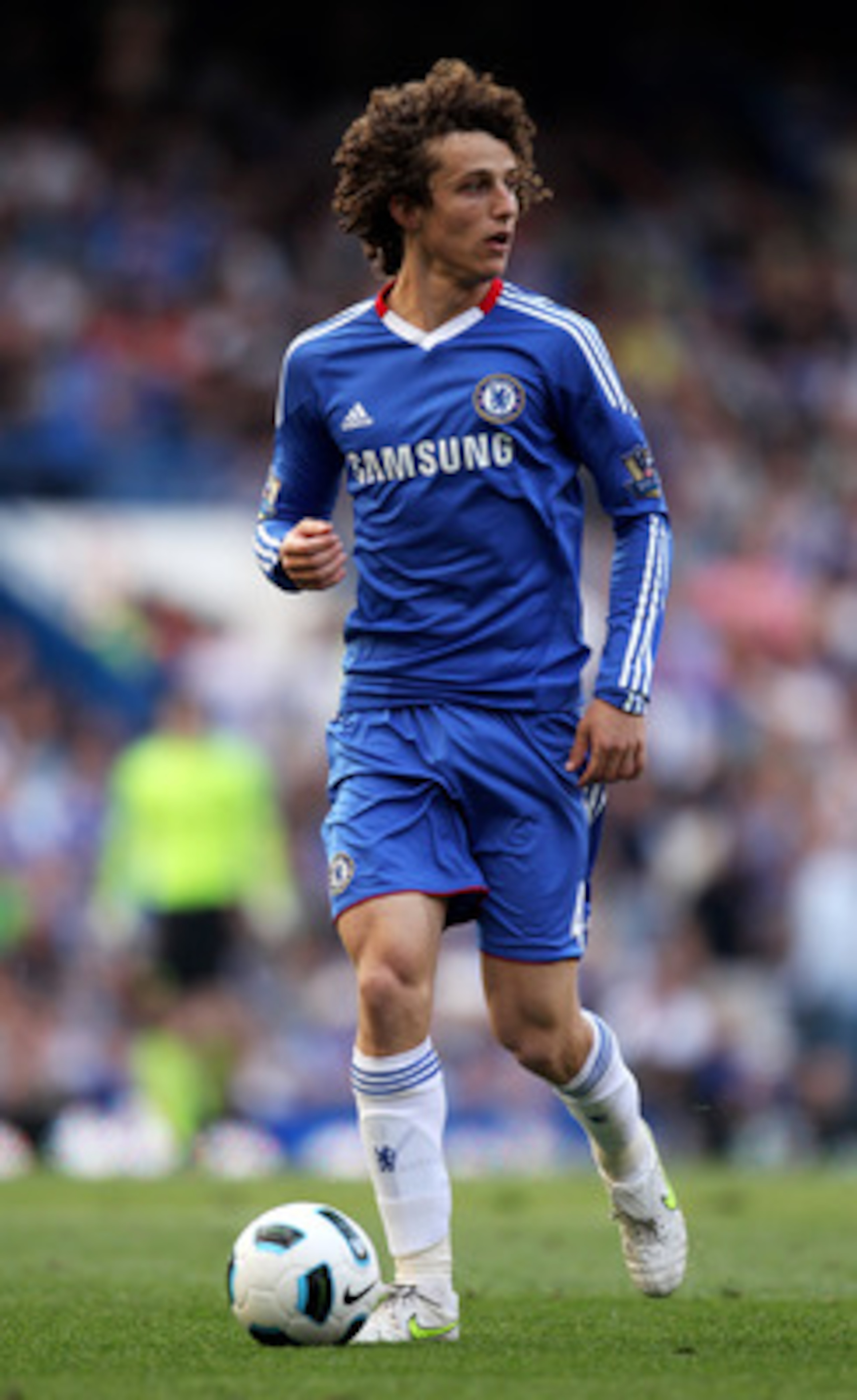 LONDON, ENGLAND - APRIL 30:  David Luiz of Chelsea looks to pass the ball during the Barclays Premier League match between Chelsea and Tottenham Hotspur at Stamford Bridge on April 30, 2011 in London, England.  (Photo by Scott Heavey/Getty Images)