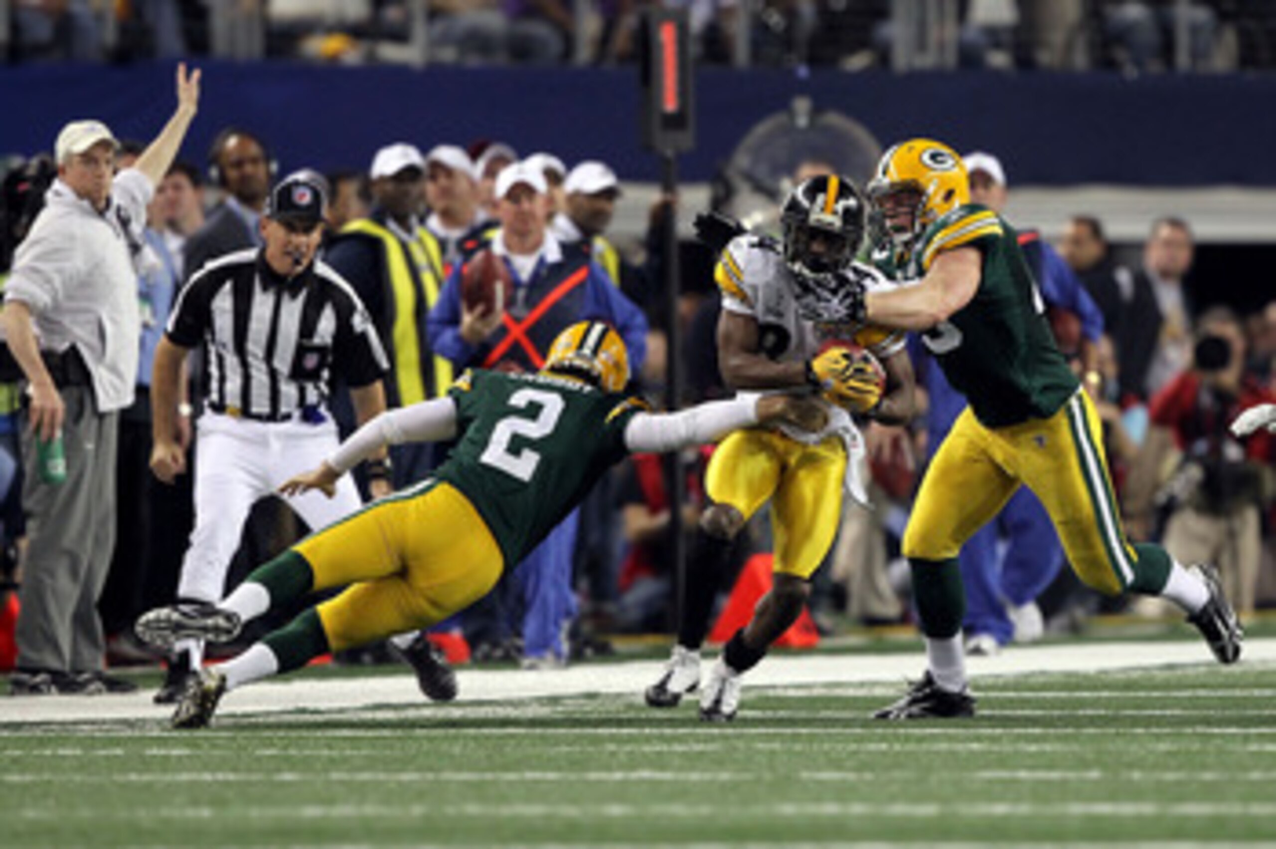 ARLINGTON, TX - FEBRUARY 06:  Antonio Brown #84 of the Pittsburgh Steelers returns a kick against Mason Crosby #2 of the Green Bay Packers during Super Bowl XLV at Cowboys Stadium on February 6, 2011 in Arlington, Texas.  (Photo by Al Bello/Getty Images)