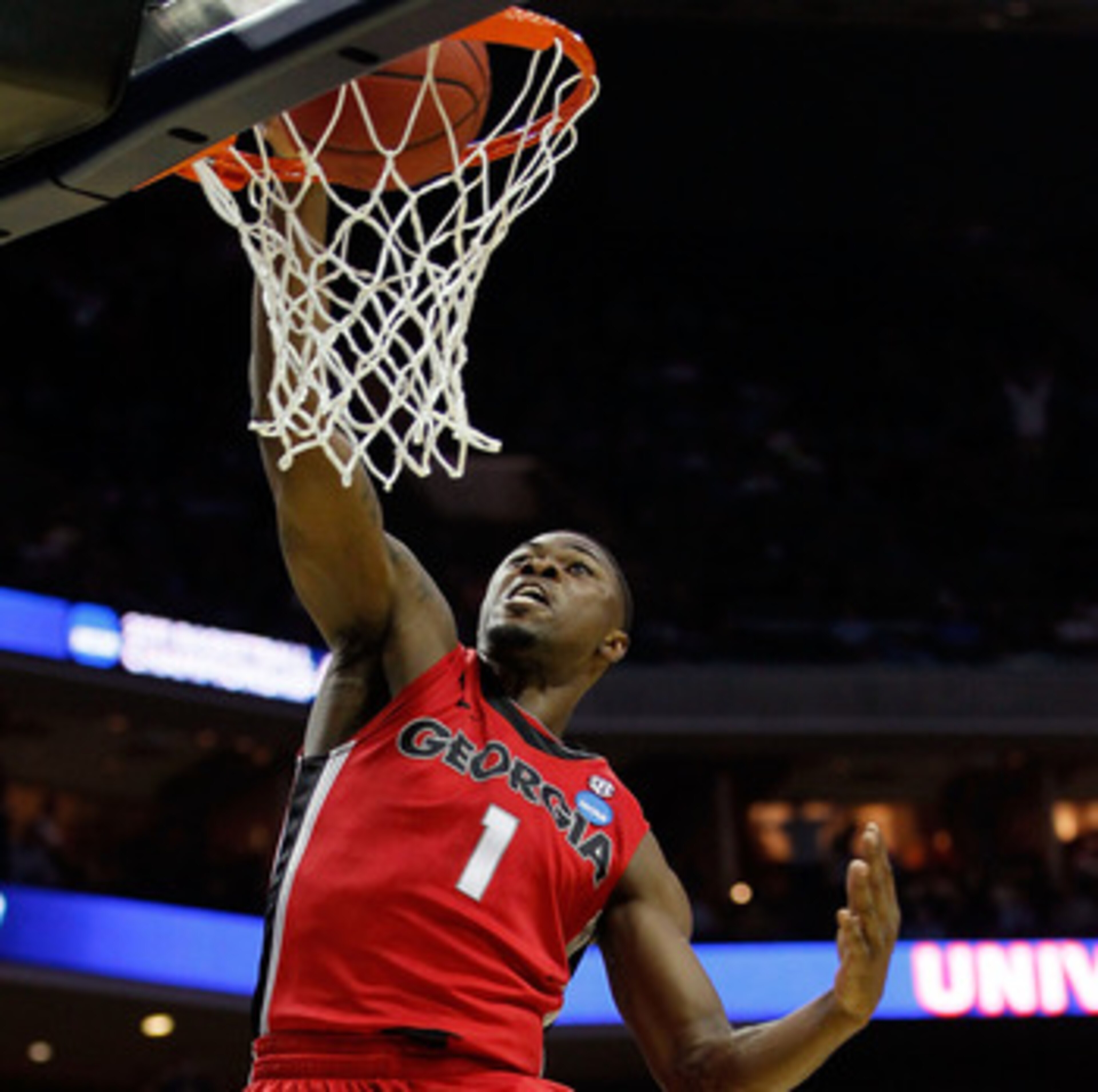 CHARLOTTE, NC - MARCH 18: Travis Leslie #1 of the Georgia Bulldogs dunks the ball in the first half while taking on the Washington Huskies during the second round of the 2011 NCAA men's basketball tournament at Time Warner Cable Arena on March 18, 2011 i CHARLOTTE, NC - MARCH 18: Travis Leslie #1 of the Georgia Bulldogs dunks the ball in the first half while taking on the Washington Huskies during the second round of the 2011 NCAA men's basketball tournament at Time Warner Cable Arena on March 18, 2011 i