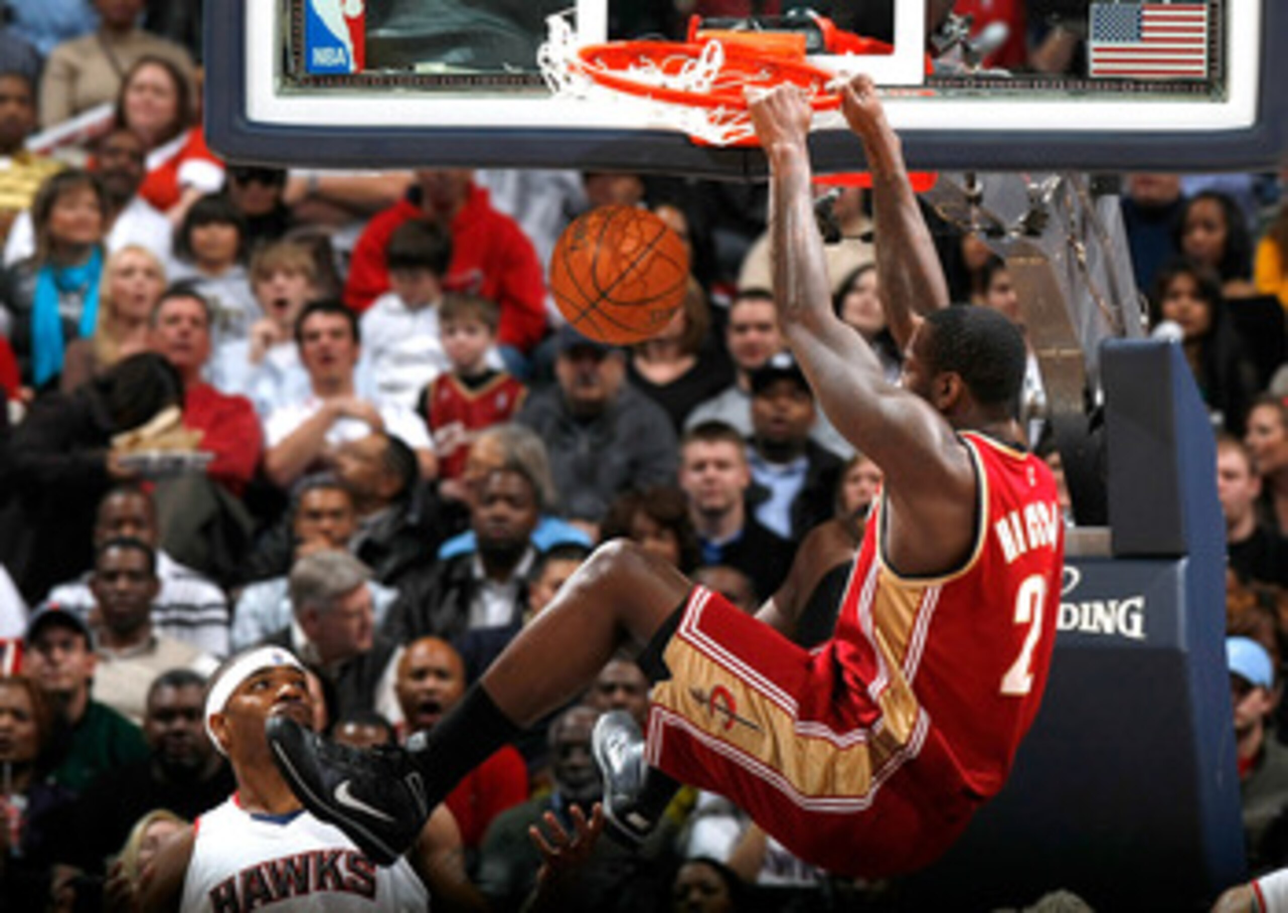 ATLANTA - DECEMBER 29:  J.J. Hickson #21 of the Cleveland Cavaliers dunks against Josh Smith #5 of the Atlanta Hawks at Philips Arena on December 29, 2009 in Atlanta, Georgia.  NOTE TO USER: User expressly acknowledges and agrees that, by downloading and/