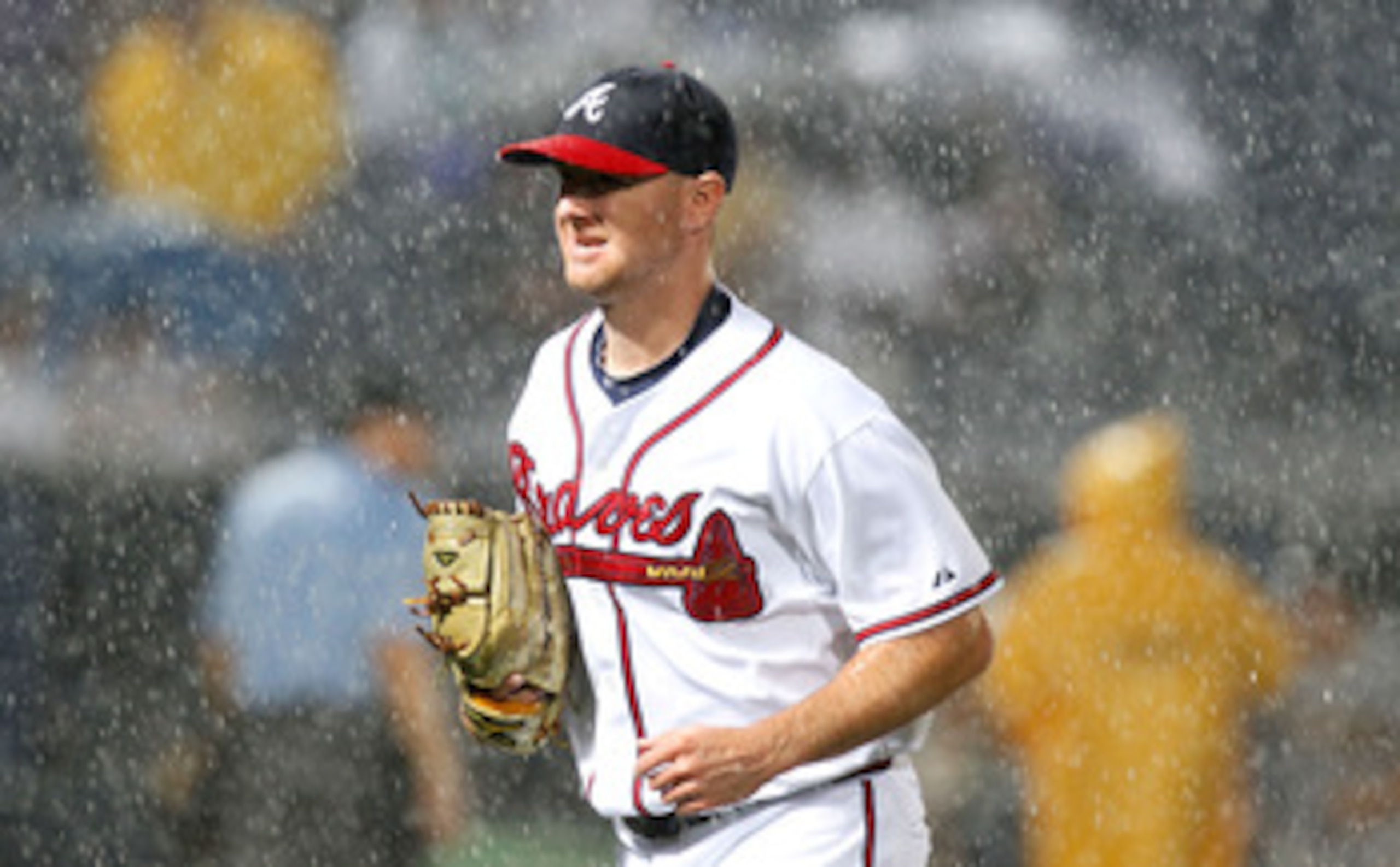 ATLANTA - MAY 28:  Relief pitcher Jonny Venters #39 of the Atlanta Braves trotts off the field after a delay in play was called due to rain during the game against the Pittsburgh Pirates at Turner Field on May 28, 2010 in Atlanta, Georgia.  (Photo by Kevi