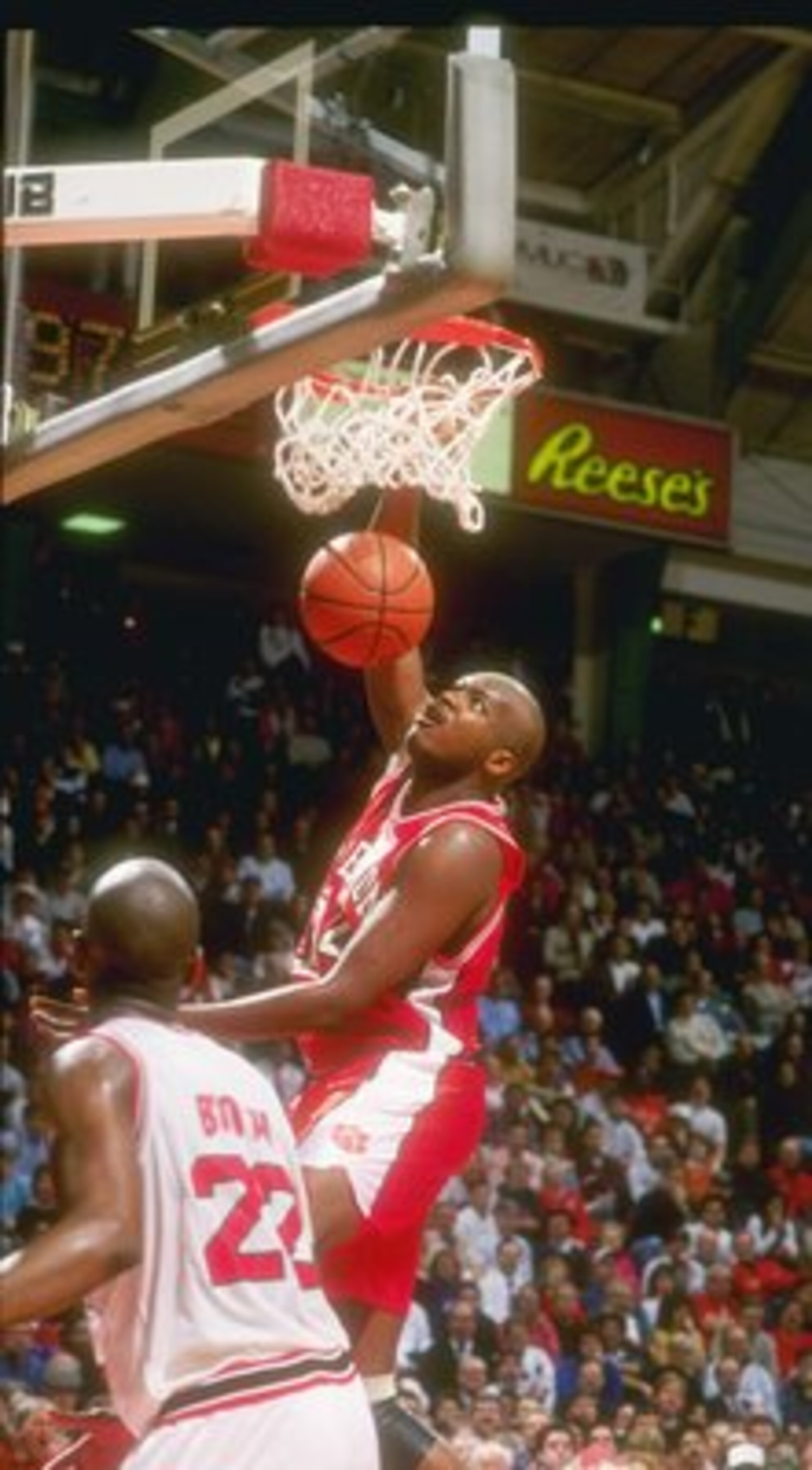 26 Jan 1994:  Center Sharone Wright of the Clemson Tigers (right) sinks the ball as Maryland Terrapins Keith Booth looks on during a game. Mandatory Credit: Doug Pensinger  /Allsport