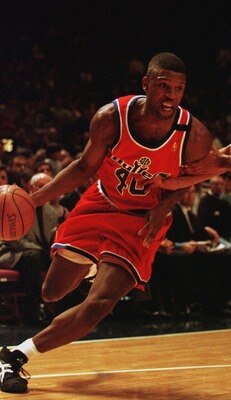 10 Dec 1996:  Calbert Chaney #40 of the Washington Bullets passes through Allan Houston #20 of the New York Knicks during their game at Madison Square Garden in New York, New York.     Mandatory Credit: Simon Bruty/Allsport