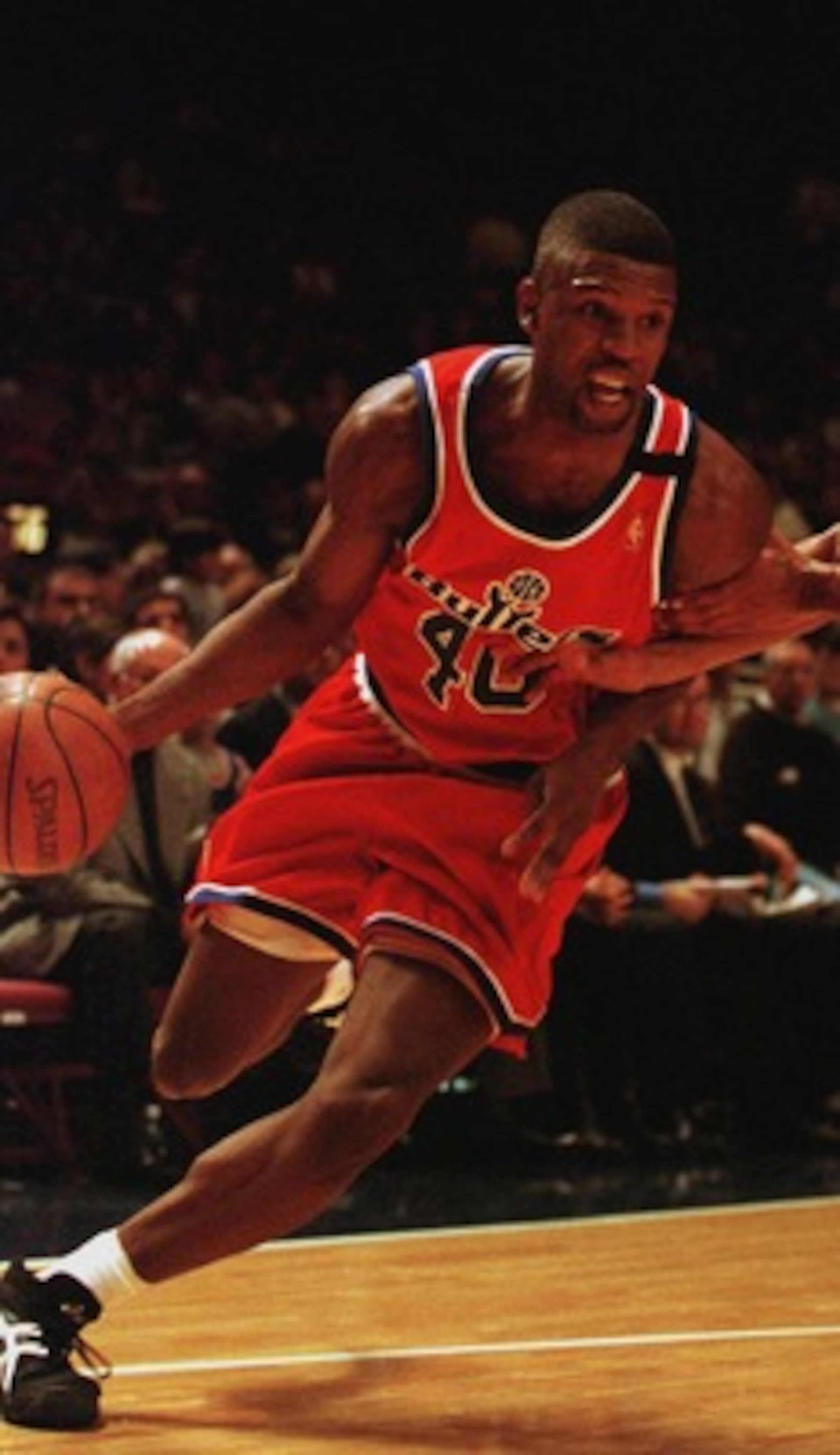 10 Dec 1996:  Calbert Chaney #40 of the Washington Bullets passes through Allan Houston #20 of the New York Knicks during their game at Madison Square Garden in New York, New York.     Mandatory Credit: Simon Bruty/Allsport