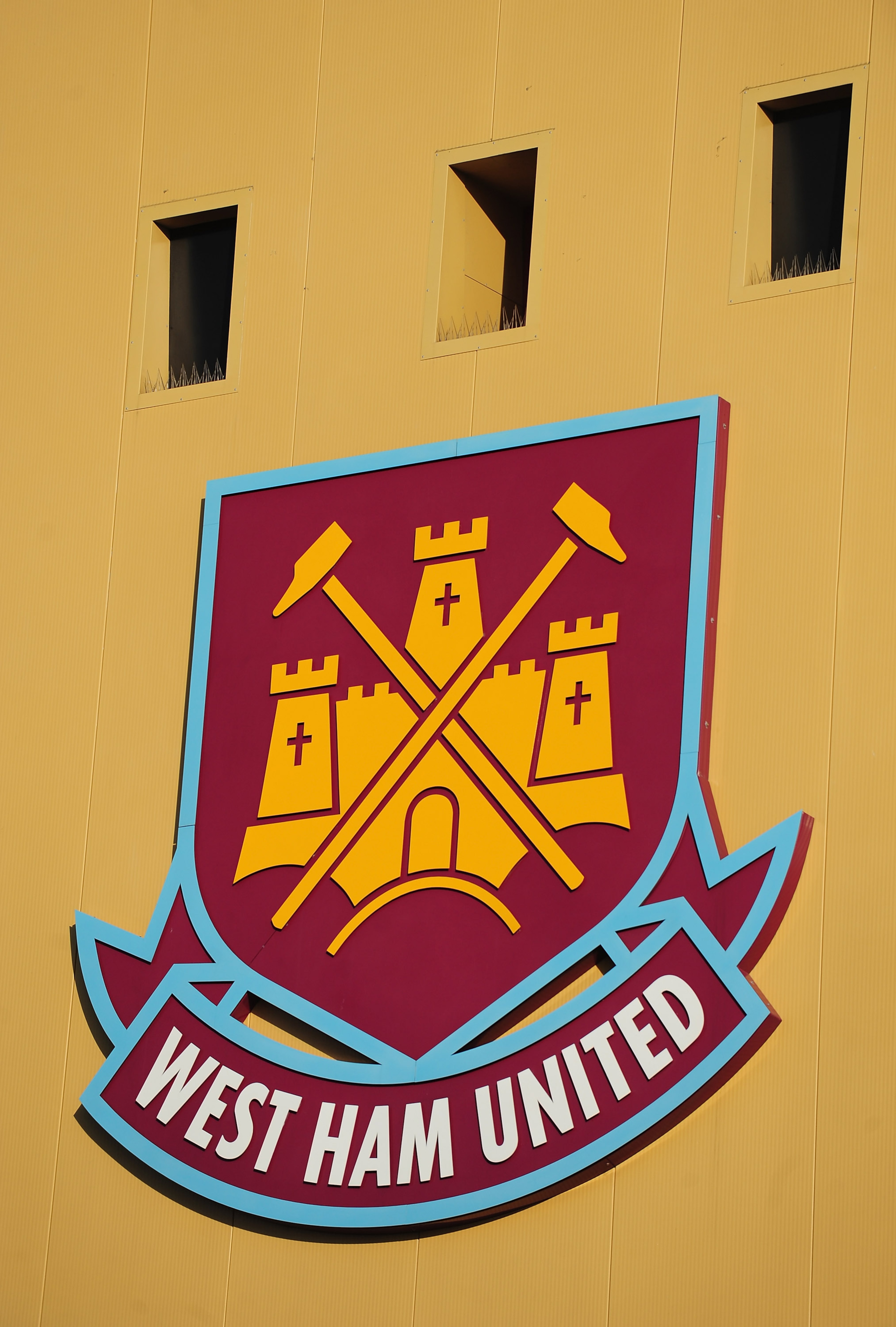 LONDON, ENGLAND - JANUARY 30: The West Ham United badge is pictured ahead of the Barclays Premier League match between West Ham United and Blackburn Rovers at Upton Park on January 30, 2010 in London, England.  (Photo by Mike Hewitt/Getty Images)