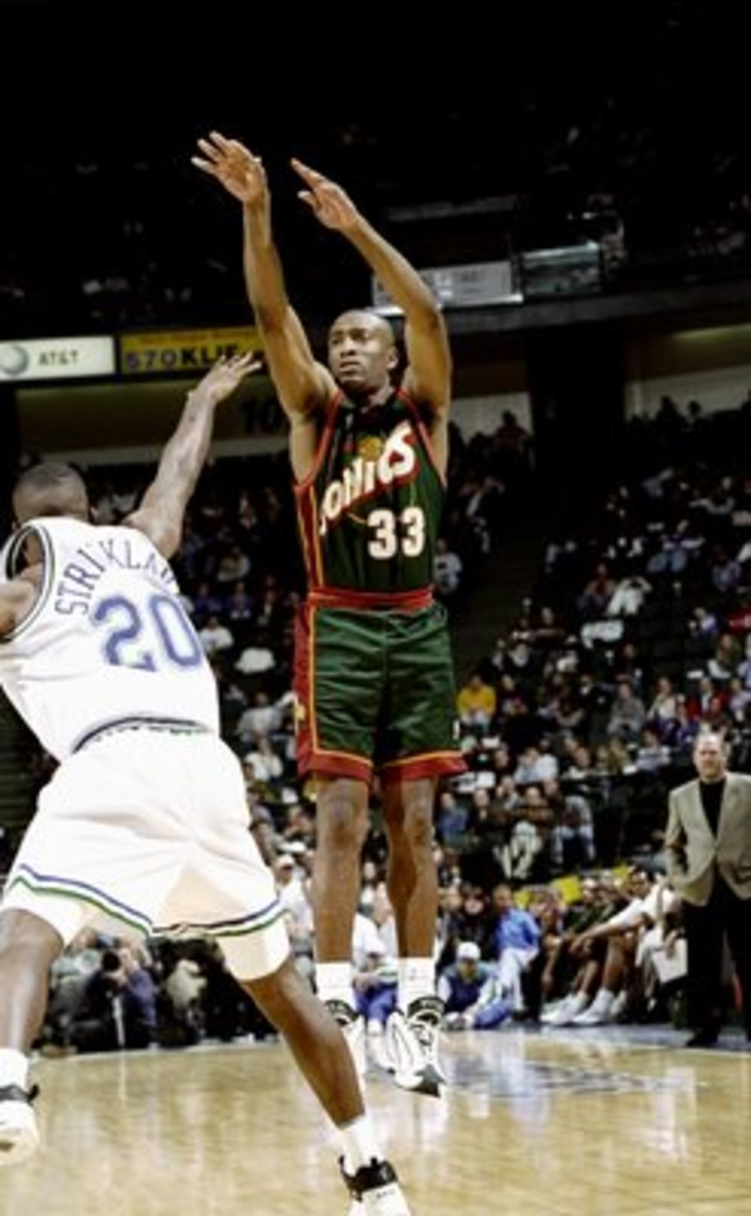 20 Jan 1998:  Hersey Hawkins of the Seatle Supersonics jumps for three pionts in the match between the Seattle Supersonics v Dallas Mavericks in the NBA League played in the Reunion Arena, Dallas, Texas, USA. Dallas Mavericks won the game 107-98. \ Mandat