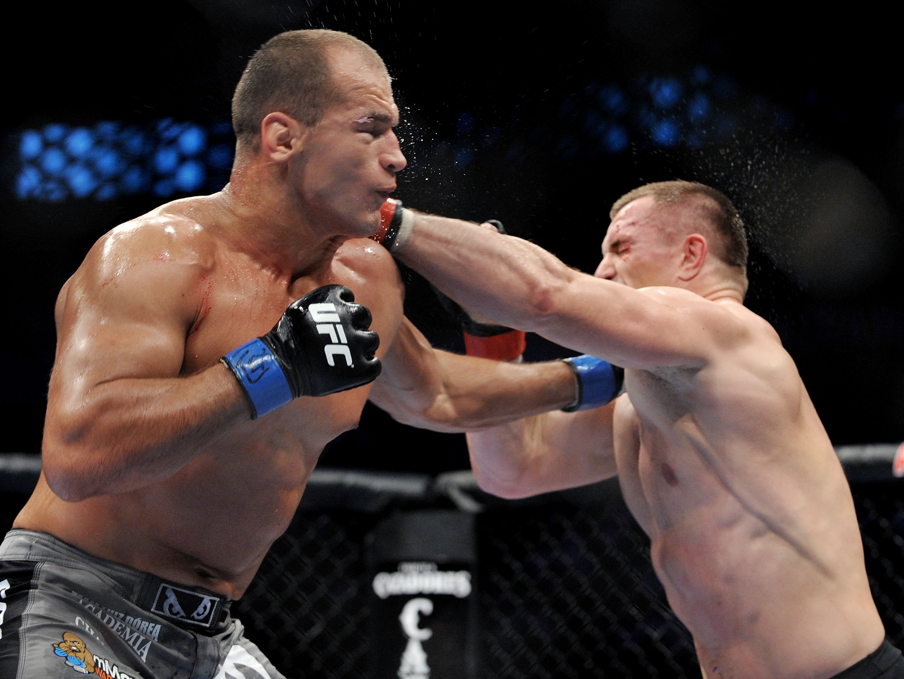 DALLAS - SEPTEMBER 19:  UFC fighter Junior Dos Santos (L) battles UFC fighter Mirko Cro Cop (R) during their Heavyweight bout at UFC 103: Franklin vs. Belfort at the American Airlines Center on September 19, 2009 in Dallas, Texas.  (Photo by Jon Kopaloff/