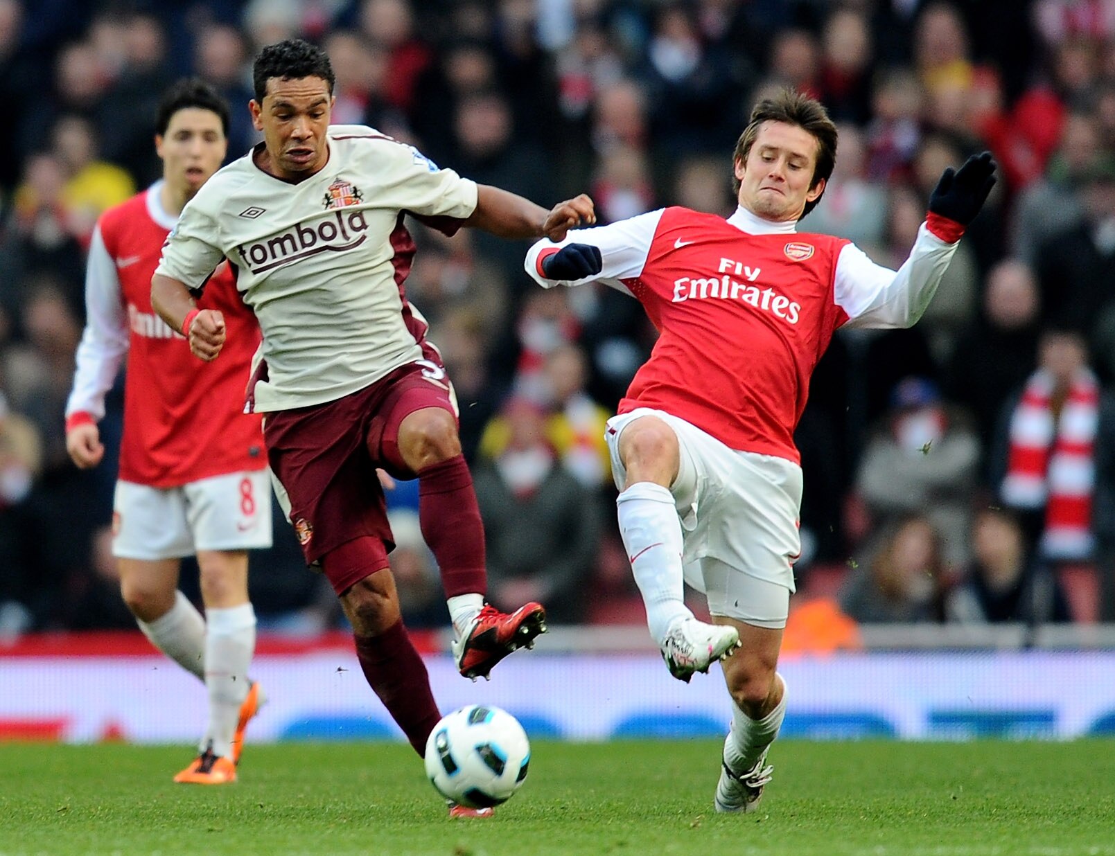 LONDON, ENGLAND - MARCH 05:  Kieran Richardson of Sunderland is challenged by Tomas Rosicky of Arsenal during the Barclays Premier League match between Arsenal and Sunderland at Emirates Stadium on March 5, 2011 in London, England.  (Photo by Mike Hewitt/