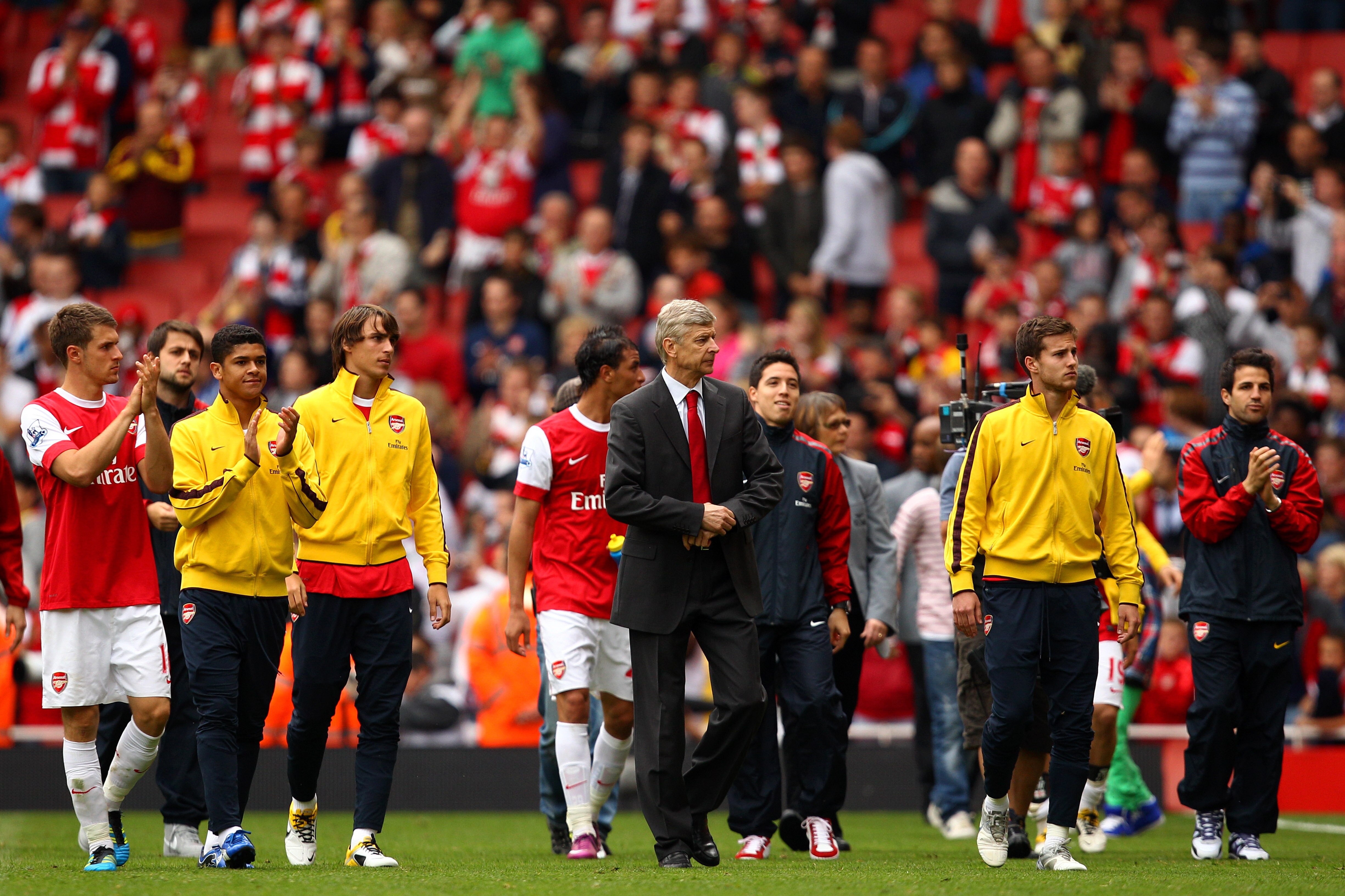 LONDON, ENGLAND - MAY 15:  Arsene Wenger manager of Arsenal joins his players for a lap of honour after the Barclays Premier League match between Arsenal and Aston Villa at the Emirates Stadium on May 15, 2011 in London, England.  (Photo by Richard Heathc
