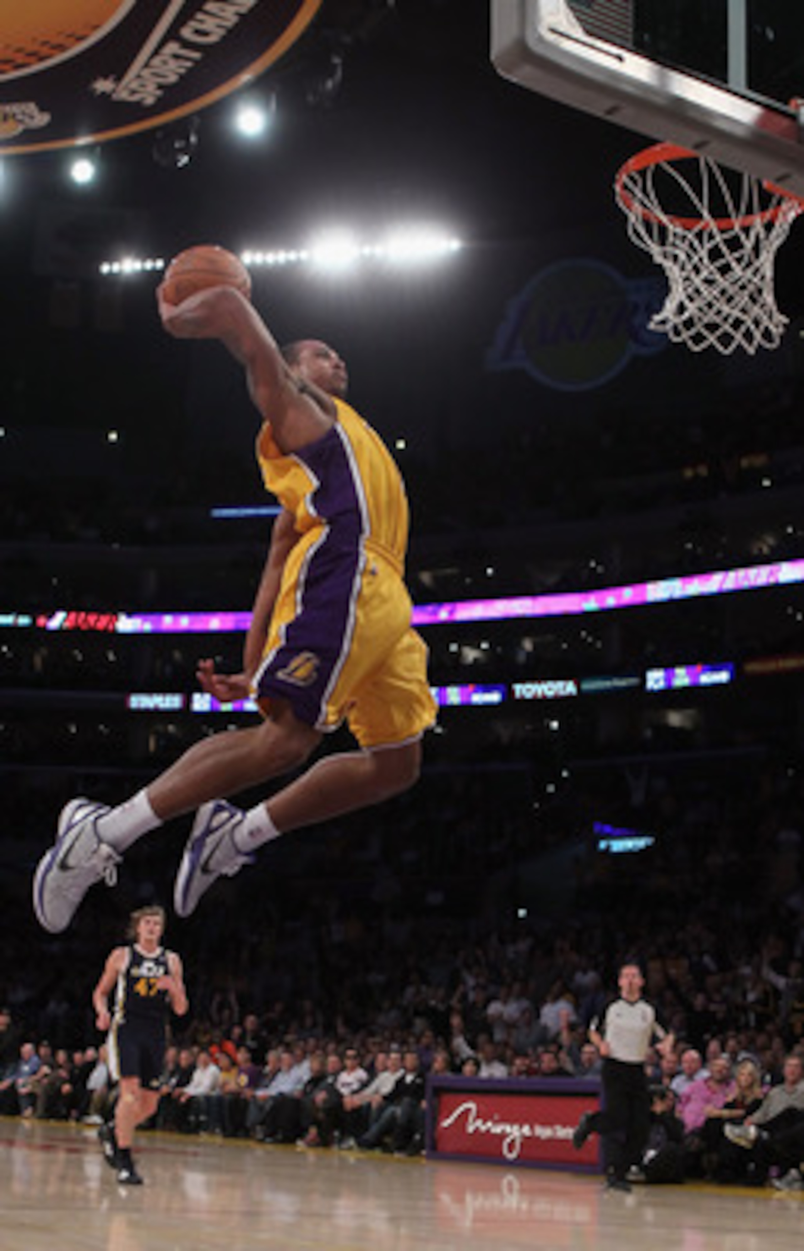 LOS ANGELES, CA - JANUARY 25:  Shannon Brown #12 of the Los Angeles Lakers goes up for a dunk against the Utah Jazz in the second half at Staples Center on January 25, 2011 in Los Angeles, California. The Lakers defeated the Jazz 120-91. NOTE TO USER: Use