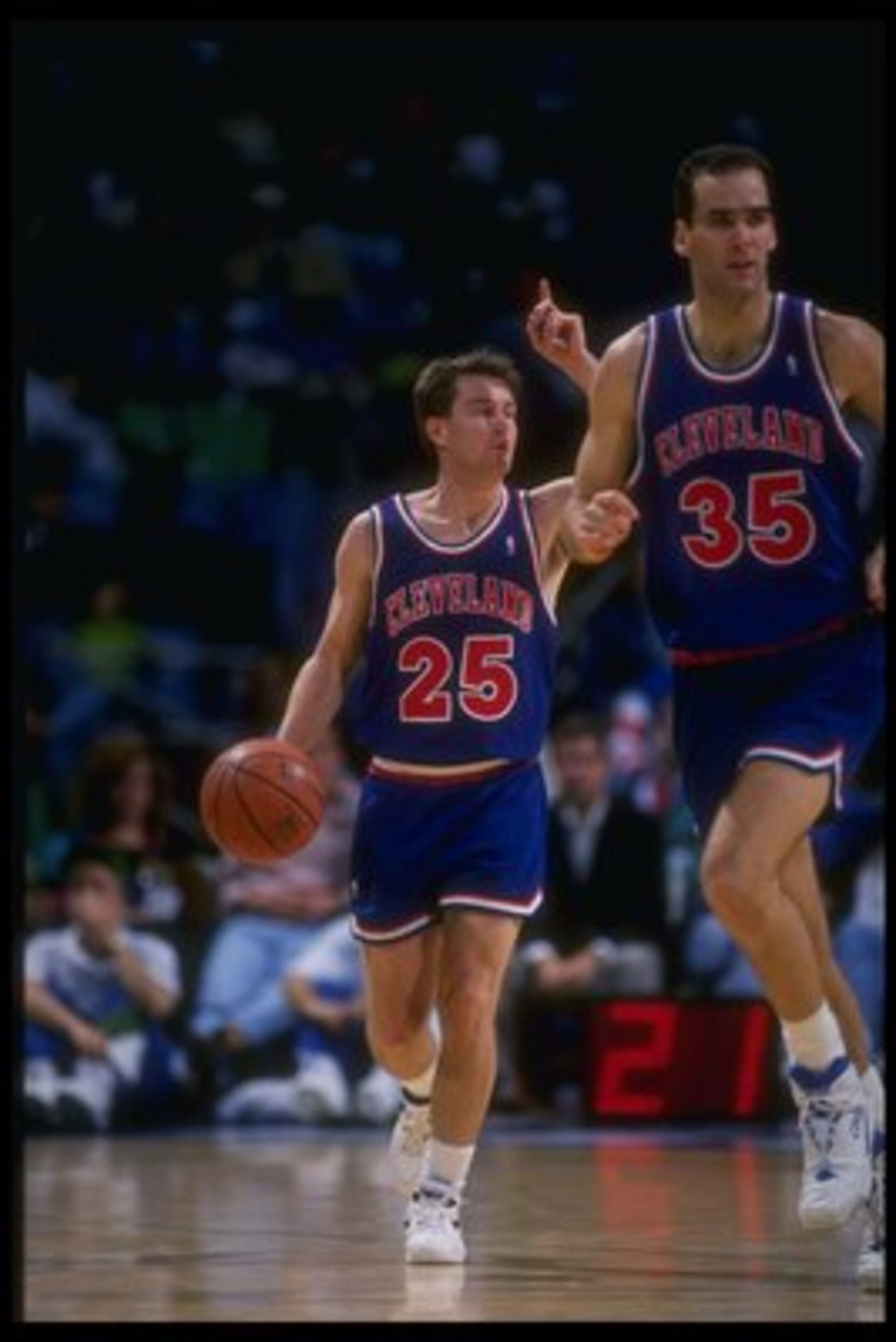 21 Nov 1992:  Guard Mark Price of the Cleveland Cavaliers moves the ball during a game. Mandatory Credit: Layne Murdoch  /Allsport