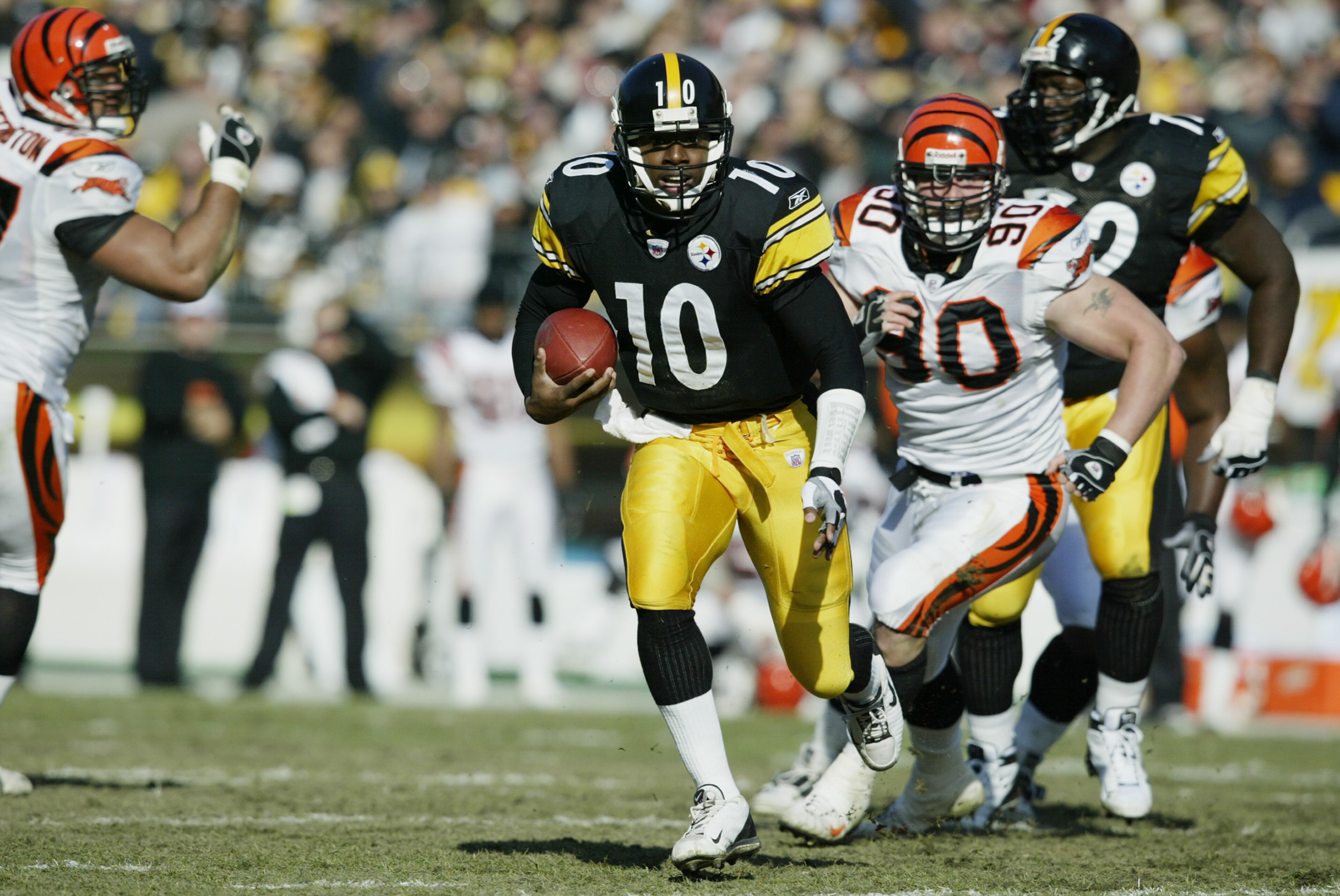 PITTSBURGH- NOVEMBER 24:  Quarterback Kordell Stewart #10 of the Pittsburgh Steelers scrambles for yards during the NFL game against the Cincinnati Bengals at Heinz Field on November 24, 2002 in Pittsburgh, Pennsylvania.  Pittsburgh won the game, 29-21. (