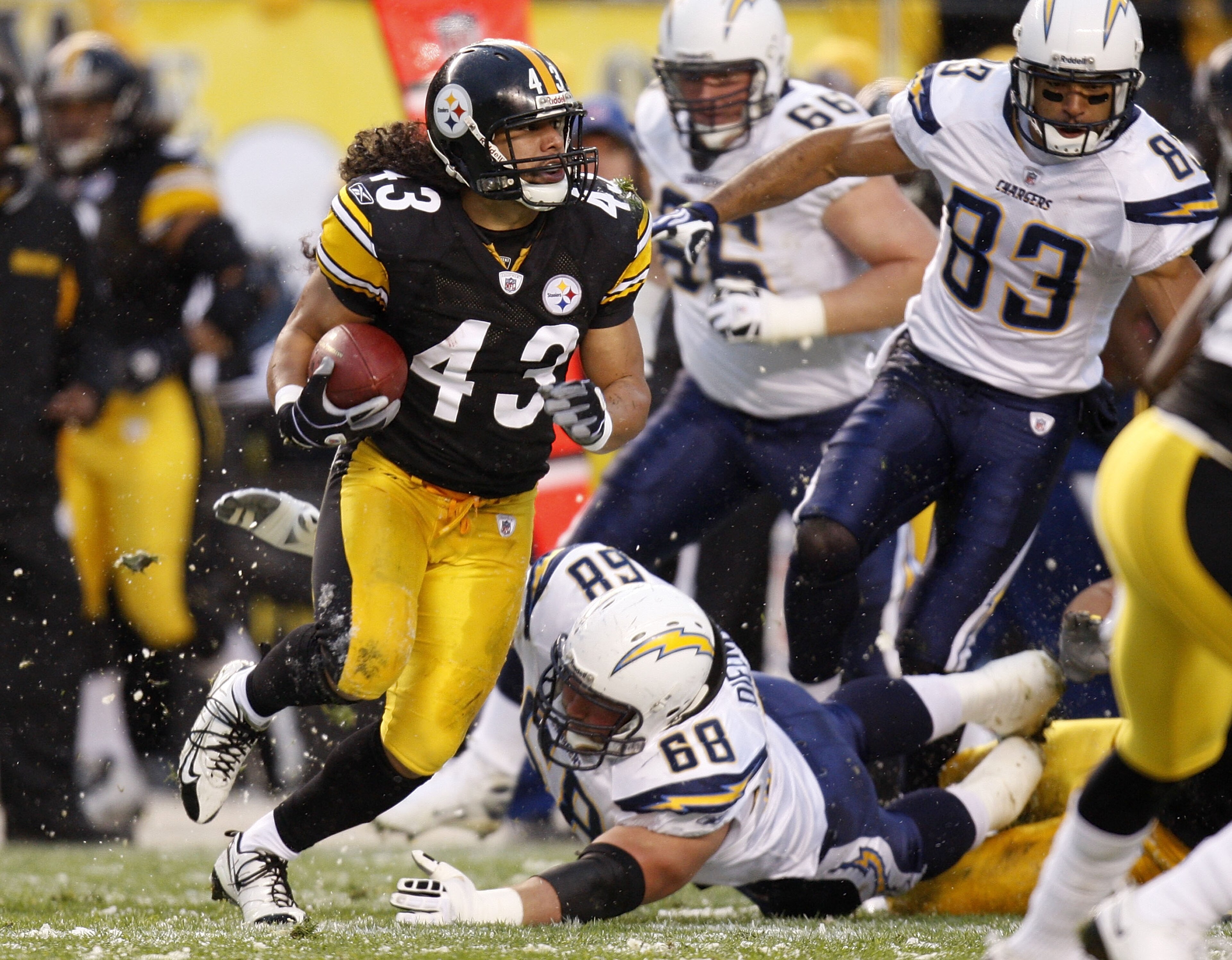 PITTSBURGH - NOVEMBER 16:  Troy Polamalu #43 of the Pittsburgh Steelers runs past Kris Wilson #88 of the San Diego Chargers after a first quarter interception on November 16, 2008 at Heinz Field in Pittsburgh, Pennsylvania.  (Photo by Gregory Shamus/Getty