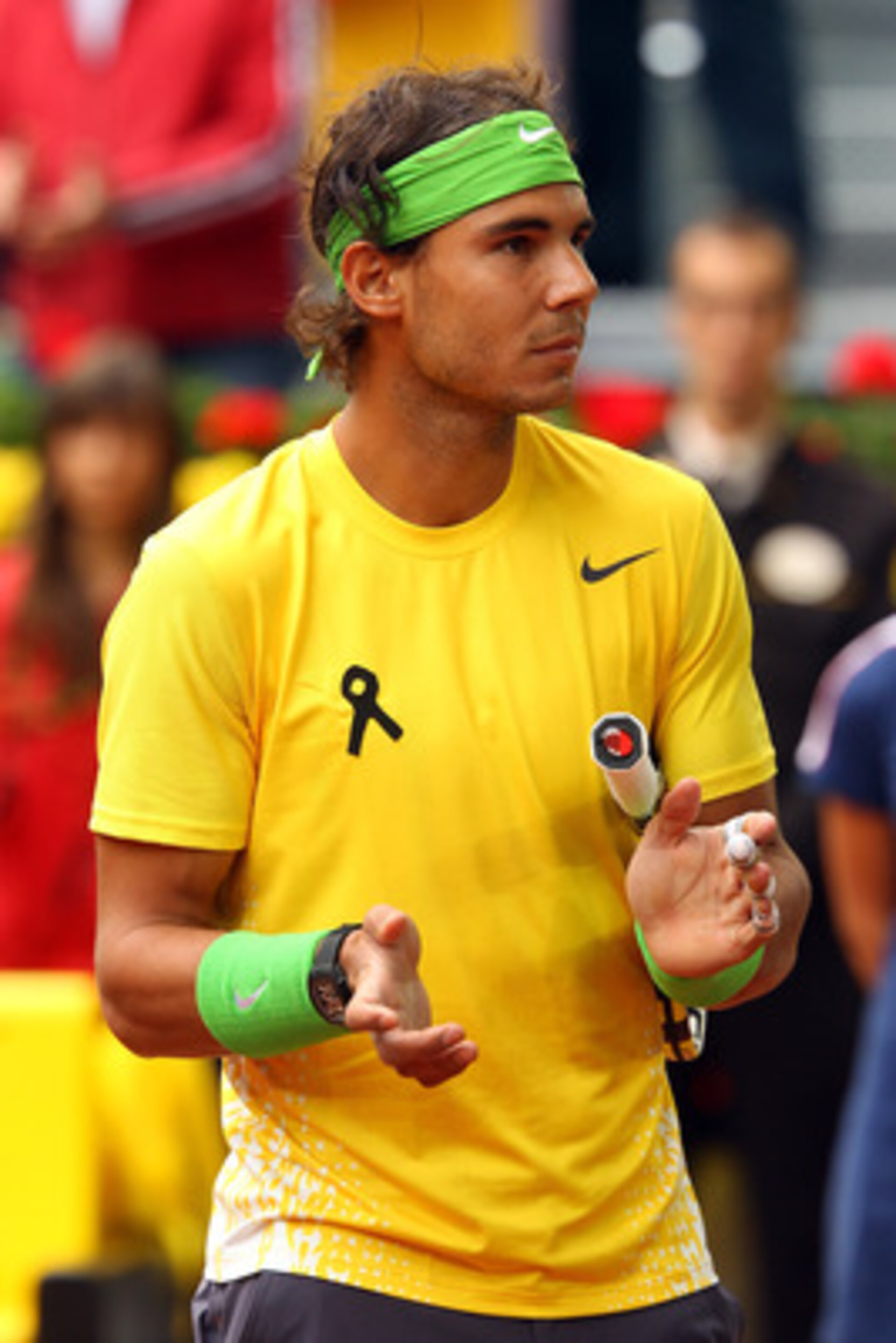 MADRID, SPAIN - MAY 07: Rafael Nadal of Spain applauds a minutes silence to tribute spanish golfing legend Seve Ballesteros following news of his death before his match against Roger Federer of Switzerland during day eight of the Mutua Madrilena Madrid O MADRID, SPAIN - MAY 07: Rafael Nadal of Spain applauds a minutes silence to tribute spanish golfing legend Seve Ballesteros following news of his death before his match against Roger Federer of Switzerland during day eight of the Mutua Madrilena Madrid O