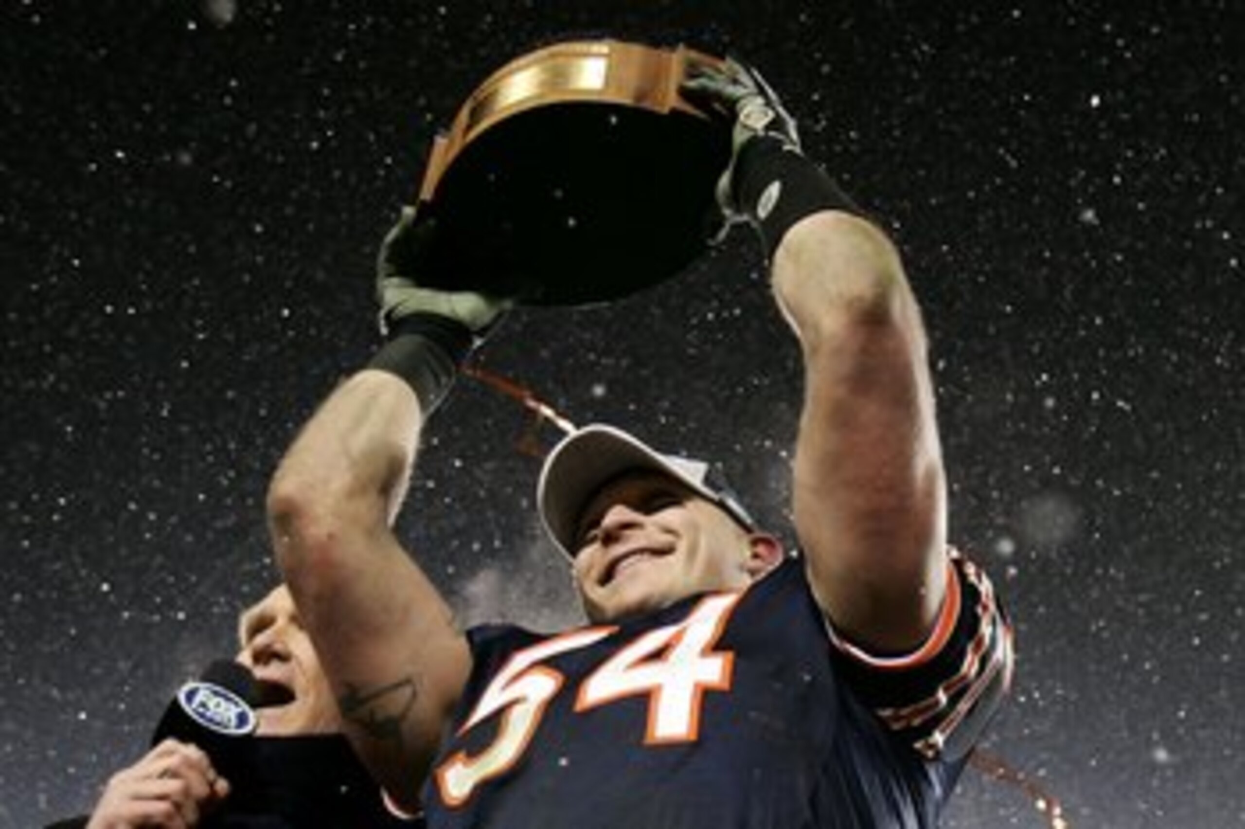 CHICAGO - JANUARY 21:  Brian Urlacher of the Chicago Bears holds up the George S. Halas trophy as he celebrates the Bears 39-14 win against the New Orleans Saints during the NFC Championship Game January 21, 2007 at Soldier Field in Chicago, Illinois.  (P