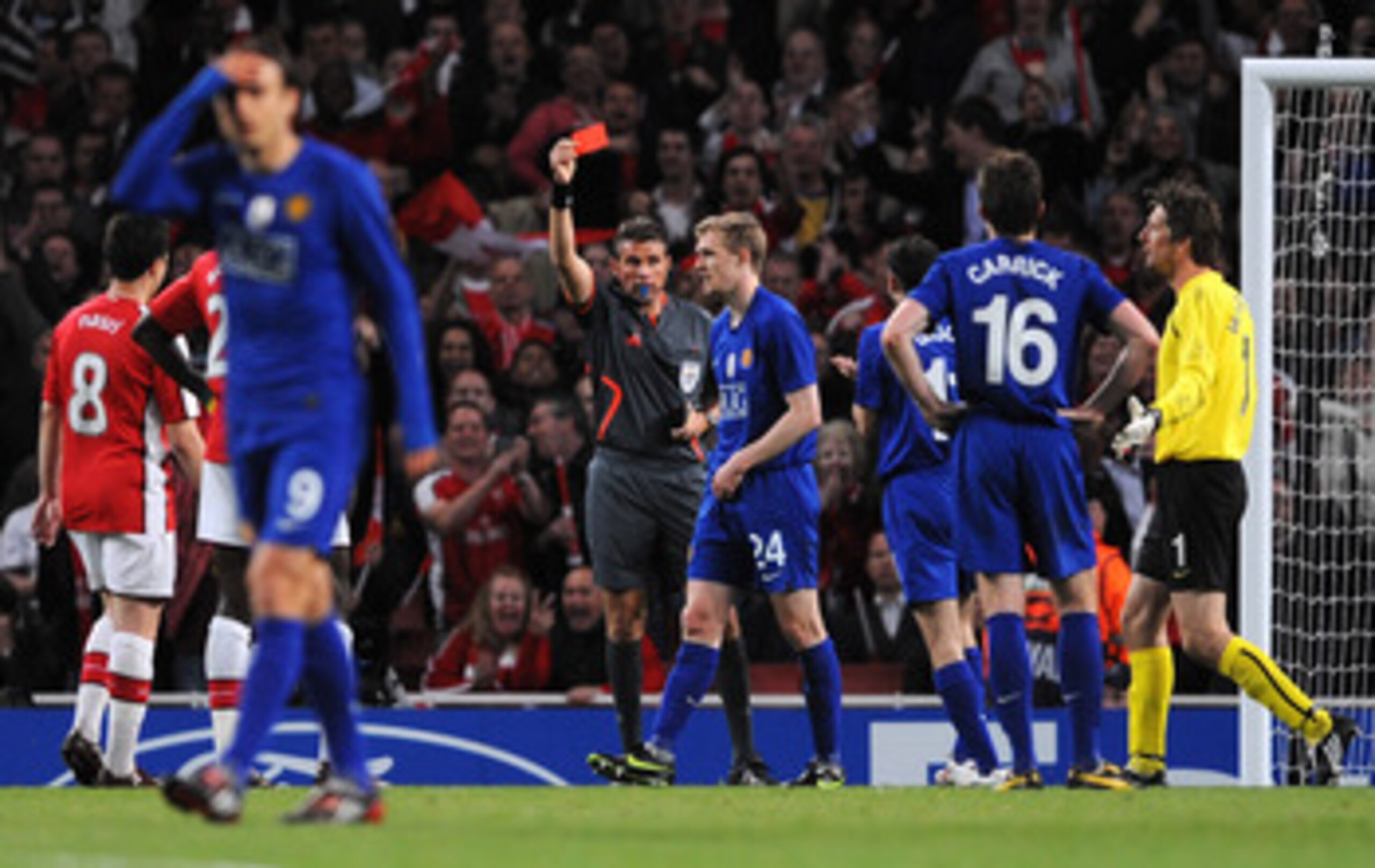 LONDON, ENGLAND - MAY 05:  Referee Roberto Rosetti of Italy shows Darren Fletcher of Manchester United a red card during the UEFA Champions League Semi Final Second Leg match between Arsenal and Manchester United at Emirates Stadium on May 5, 2009 in Lond
