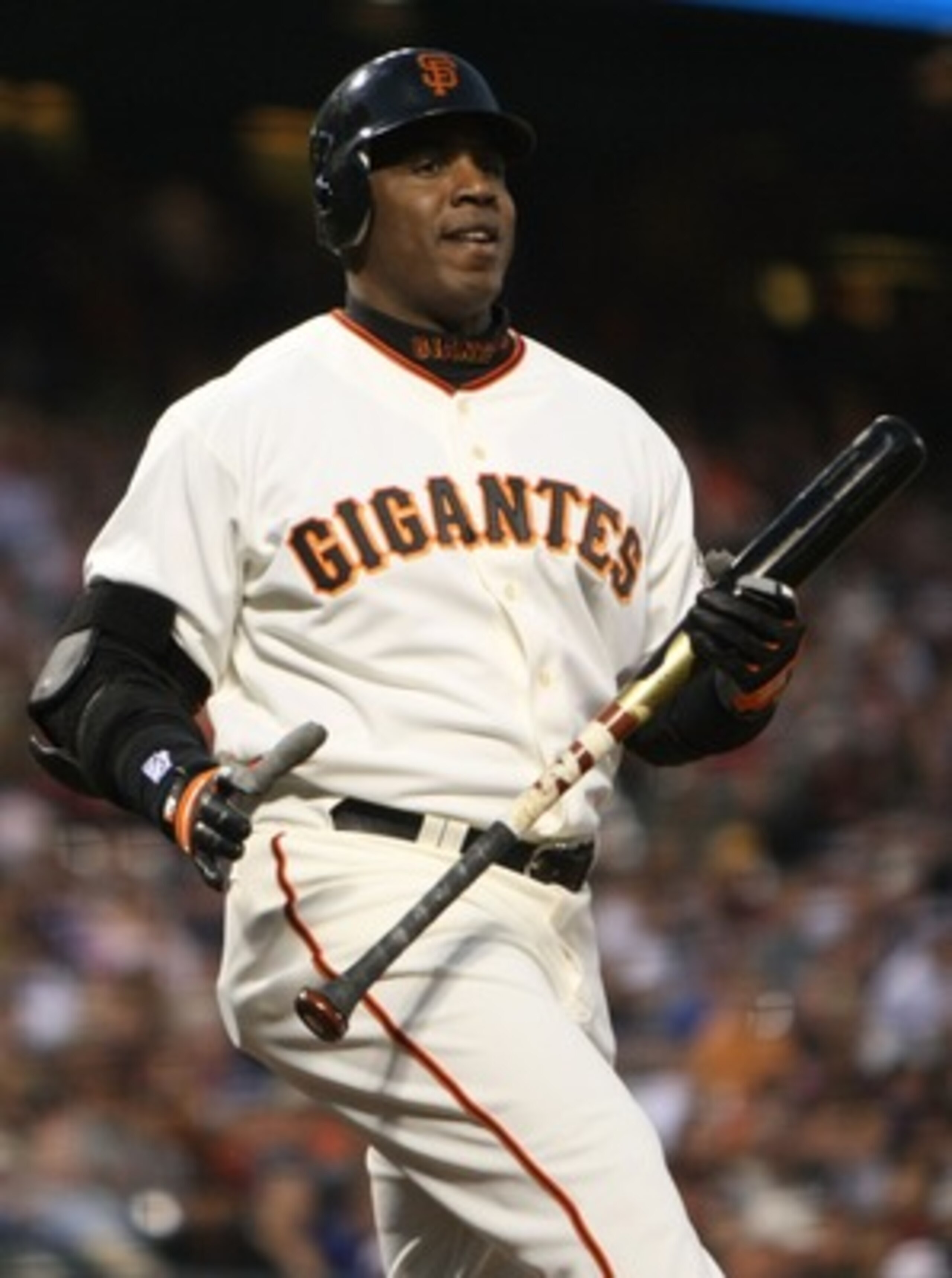 SAN FRANCISCO - SEPTEMBER 7:  Barry Bonds #25 of the San Francisco Giants swings and misses on a pitch in the first inning against the Los Angeles Dodgers at AT&T Park September 7, 2007 in San Francisco, California.   (Photo by Jed Jacobsohn/Getty Images)