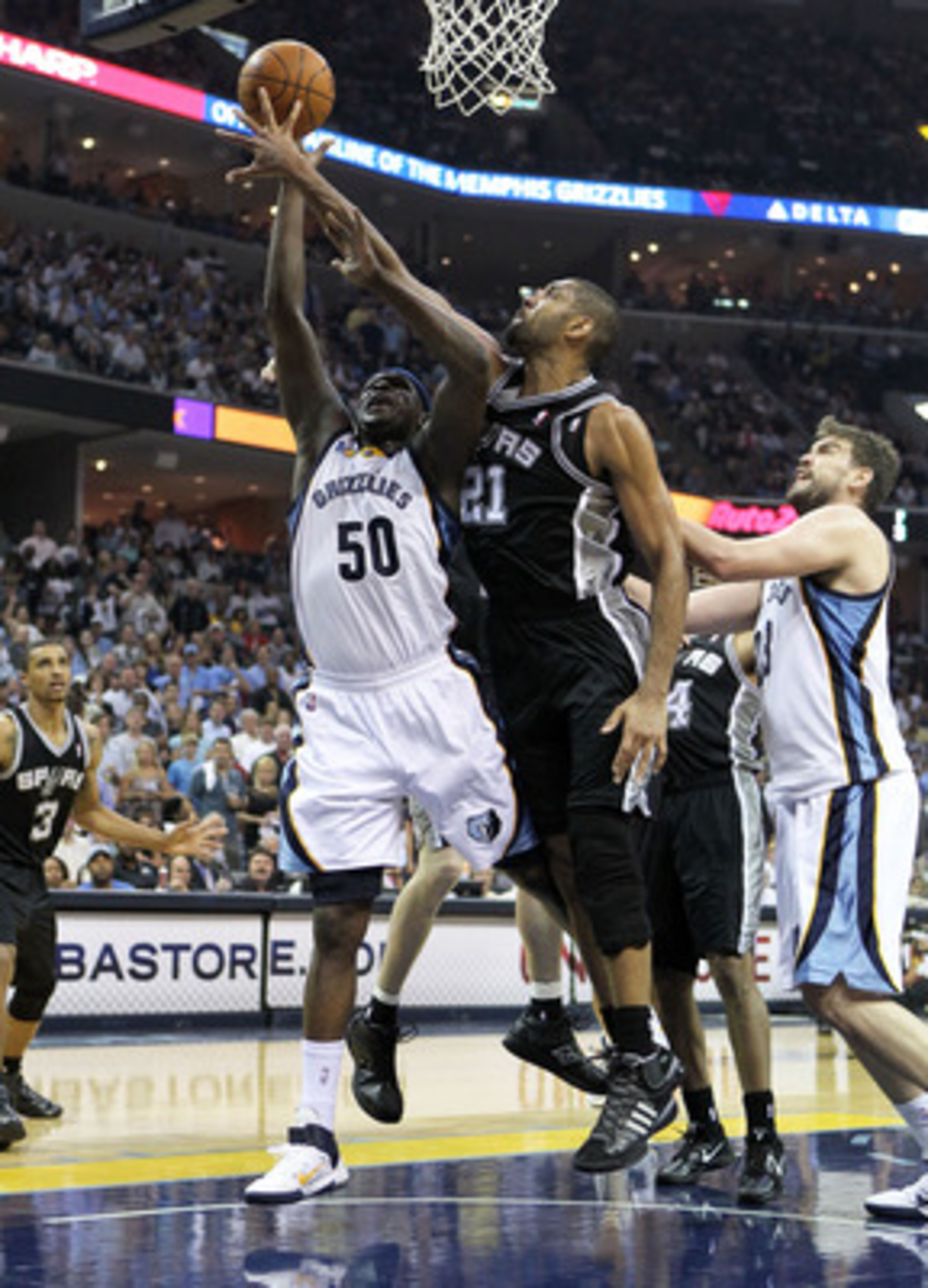 MEMPHIS, TN - APRIL 29: Zach Randolph #50 of the Memphis Grizzlies shoots the ball while defended by Tim Duncan #21 of the San Antonio Spurs during the Grizzlies 99-91 win over the Spurs  in Game Six of the Western Conference Quarterfinals in the 2011 NBA