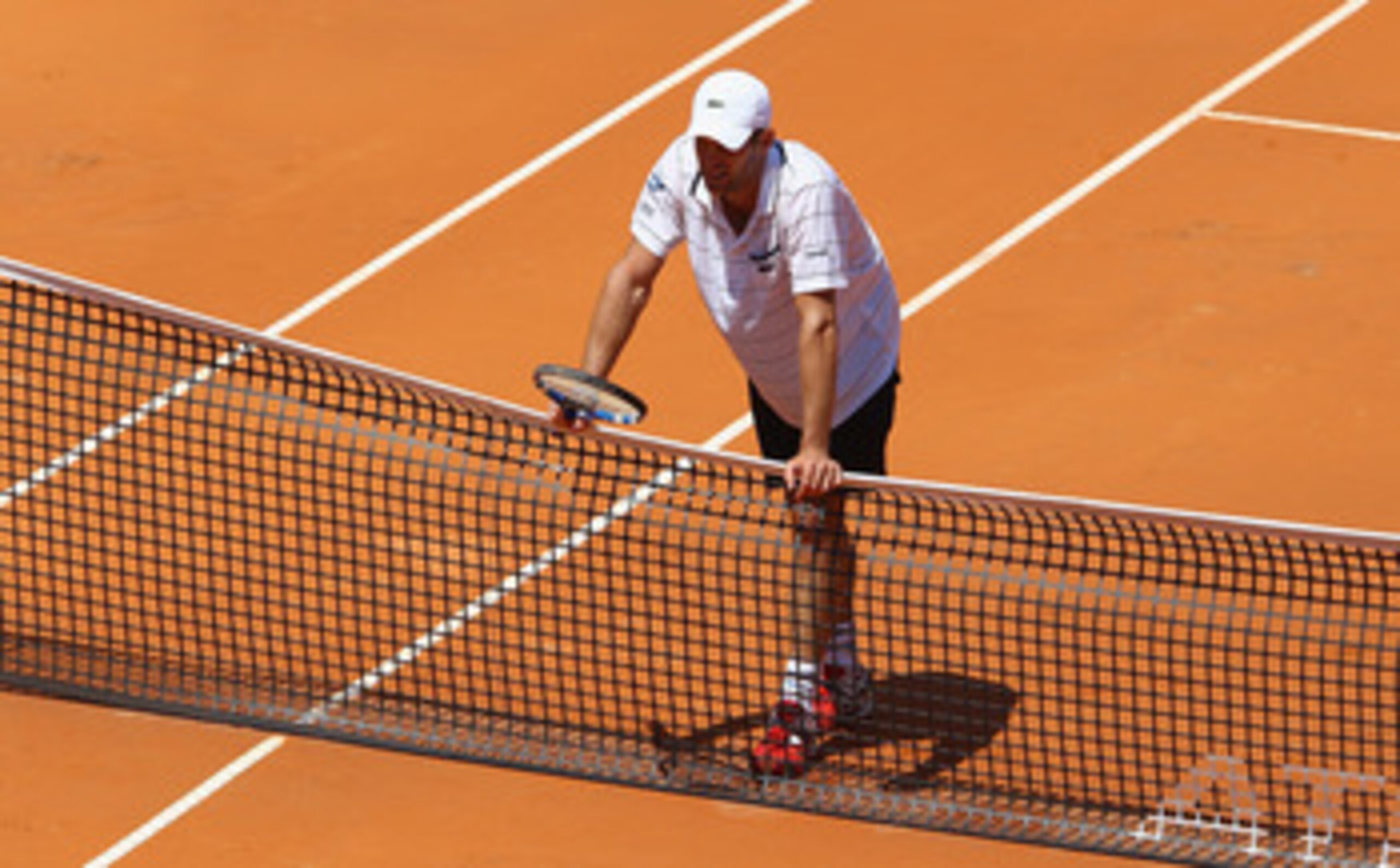 ROME, ITALY - MAY 09:  Andy Roddick of the USA shows his dejection as he leans on the net during his first round match against Gilles Simon of France during day two of the Internazoinali BNL D'Italia at the Foro Italico Tennis Centre on May 9, 2011 in Rom