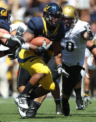BERKELEY, CA - SEPTEMBER 11: Shane Vereen #34 of the California Golden Bears runs against Curtis Cunningham #50 of the Colorado Buffaloes at California Memorial Stadium on September 11, 2010 in Berkeley, California. (Photo by Jed Jacobsohn/Getty Images)