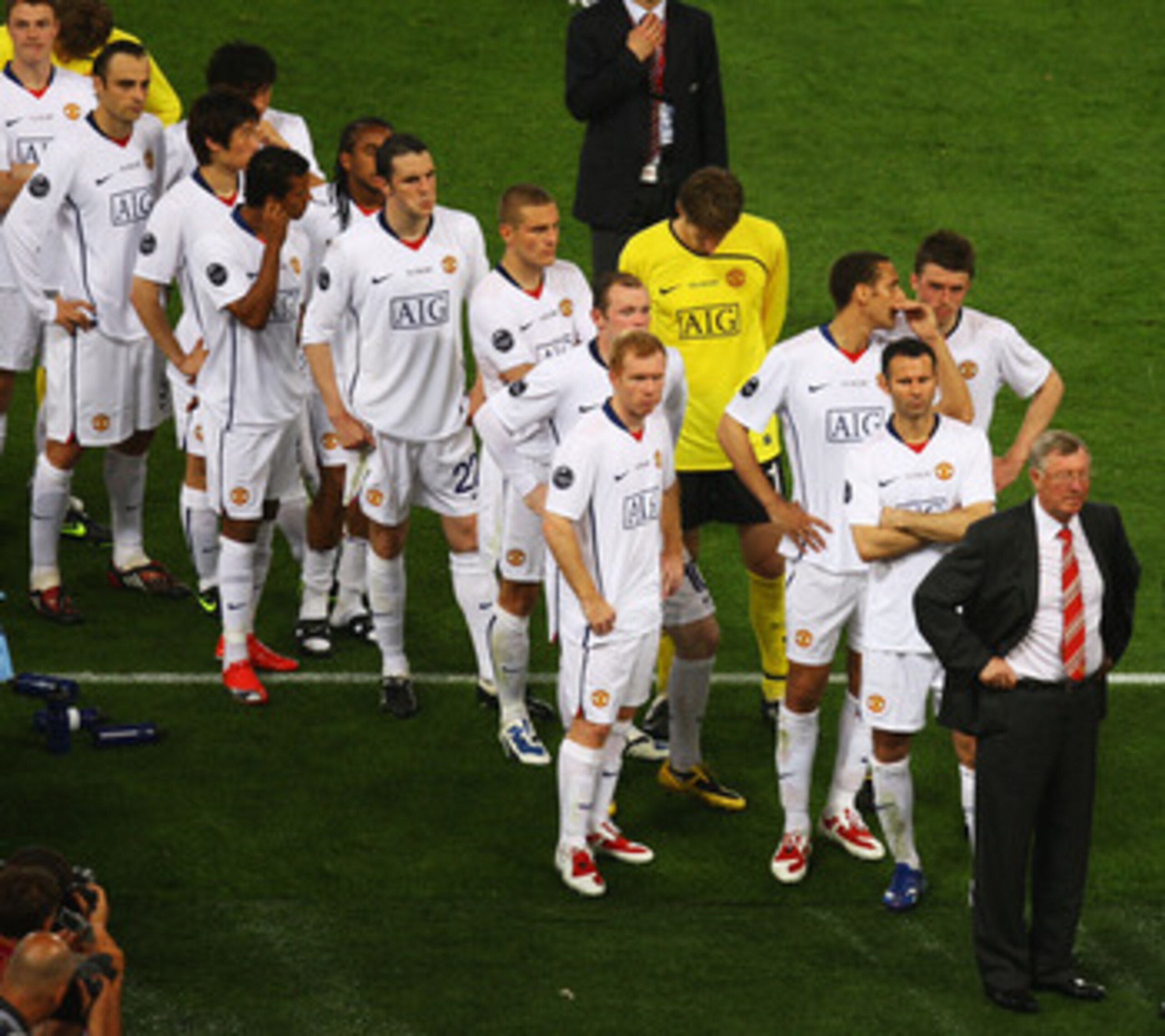 ROME - MAY 27:  Sir Alex Ferguson manager of Manchester United and his players stand dejected after Barcelona won the UEFA Champions League Final match between Manchester United and Barcelona at the Stadio Olimpico on May 27, 2009 in Rome, Italy. Barcelon