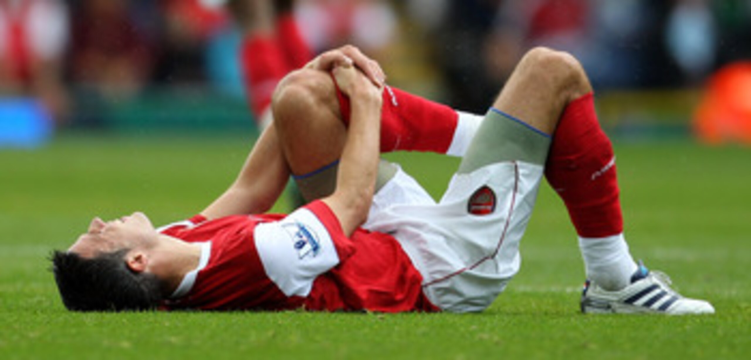 BLACKBURN, ENGLAND - AUGUST 28:  Robin van Persie of Arsenal holds his knee during the Barclays Premier League match between Blackburn Rovers and Arsenal at Ewood Park on August 28, 2010 in Blackburn, England.  (Photo by Alex Livesey/Getty Images)