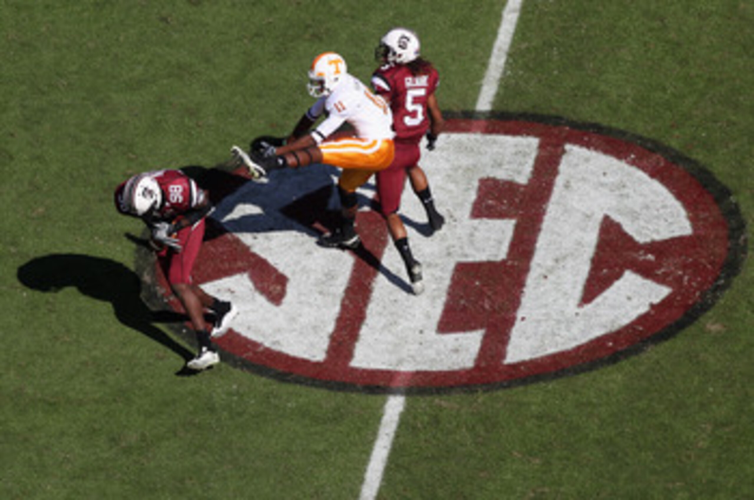 COLUMBIA, SC - OCTOBER 30:  Justin Hunter #11 of the Tennessee Volunteers watches as Devin Taylor #98 of the South Carolina Gamecocks makes an interception during their game at Williams-Brice Stadium on October 30, 2010 in Columbia, South Carolina.  (Phot