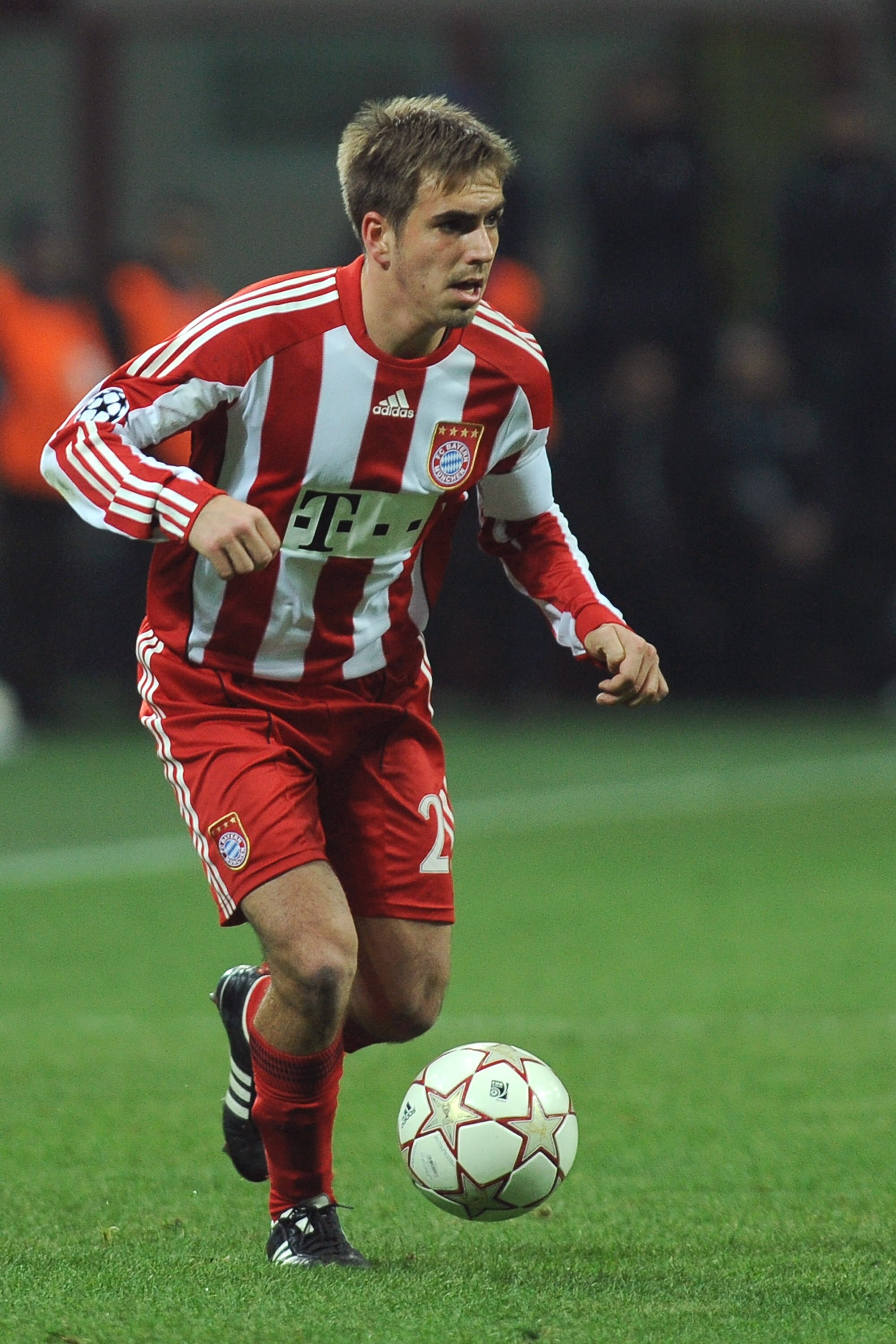 MILAN, ITALY - FEBRUARY 23:  Philipp Lahm of FC Bayern Muenchen in action during the UEFA Champions League round of 16 first leg match between Inter Milan v FC Bayern Muenchen on February 23, 2011 in Milan, Italy.  (Photo by Valerio Pennicino/Getty Images
