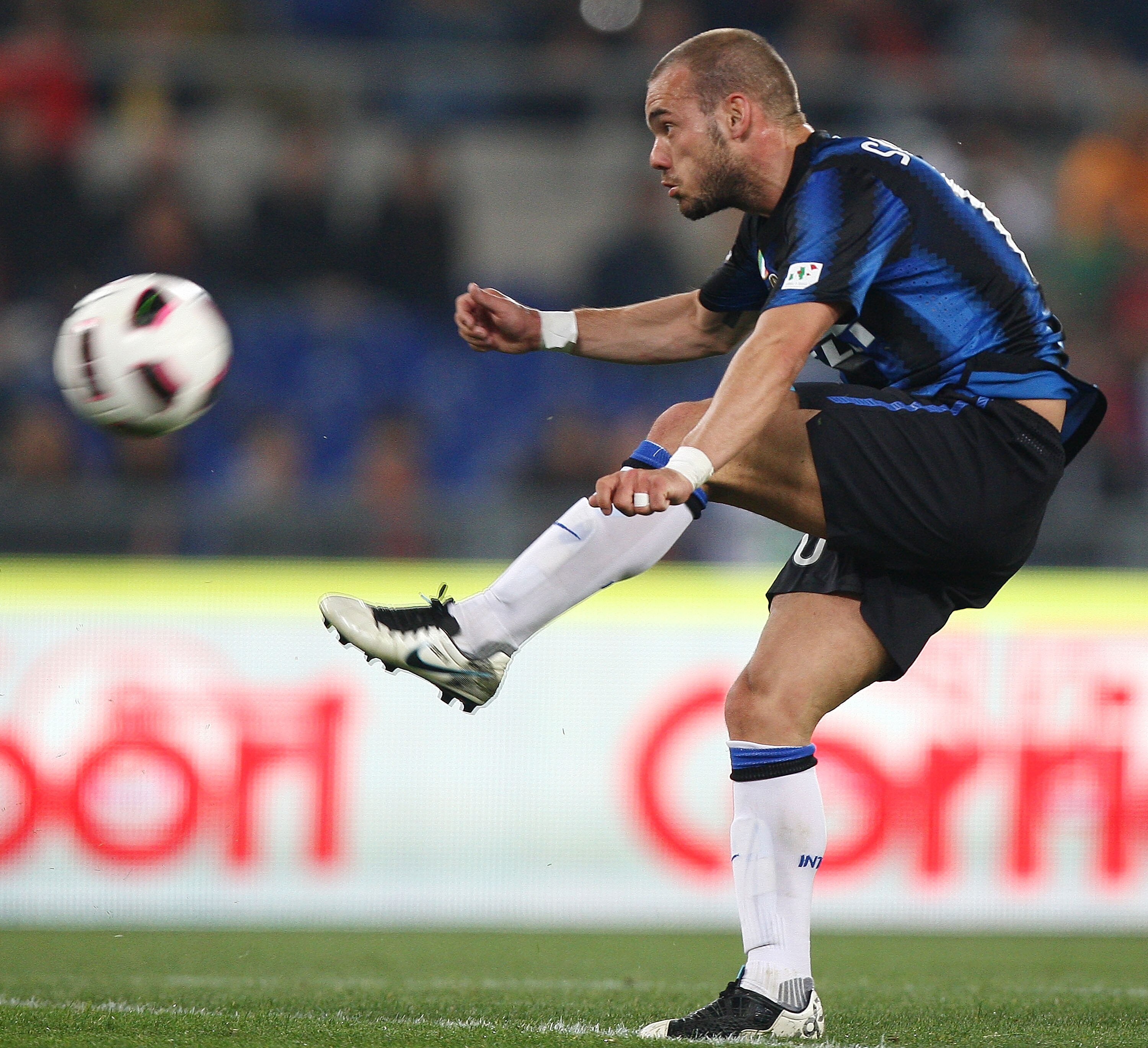 ROME, ITALY - APRIL 19: Wesley Sneijder of FC Internazionale Milano kicks the ball during the TIM Cup semi-final match between AS Roma and FC Internazionale Milano at Stadio Olimpico on April 19, 2011 in Rome, Italy.  (Photo by Paolo Bruno/Getty Images)