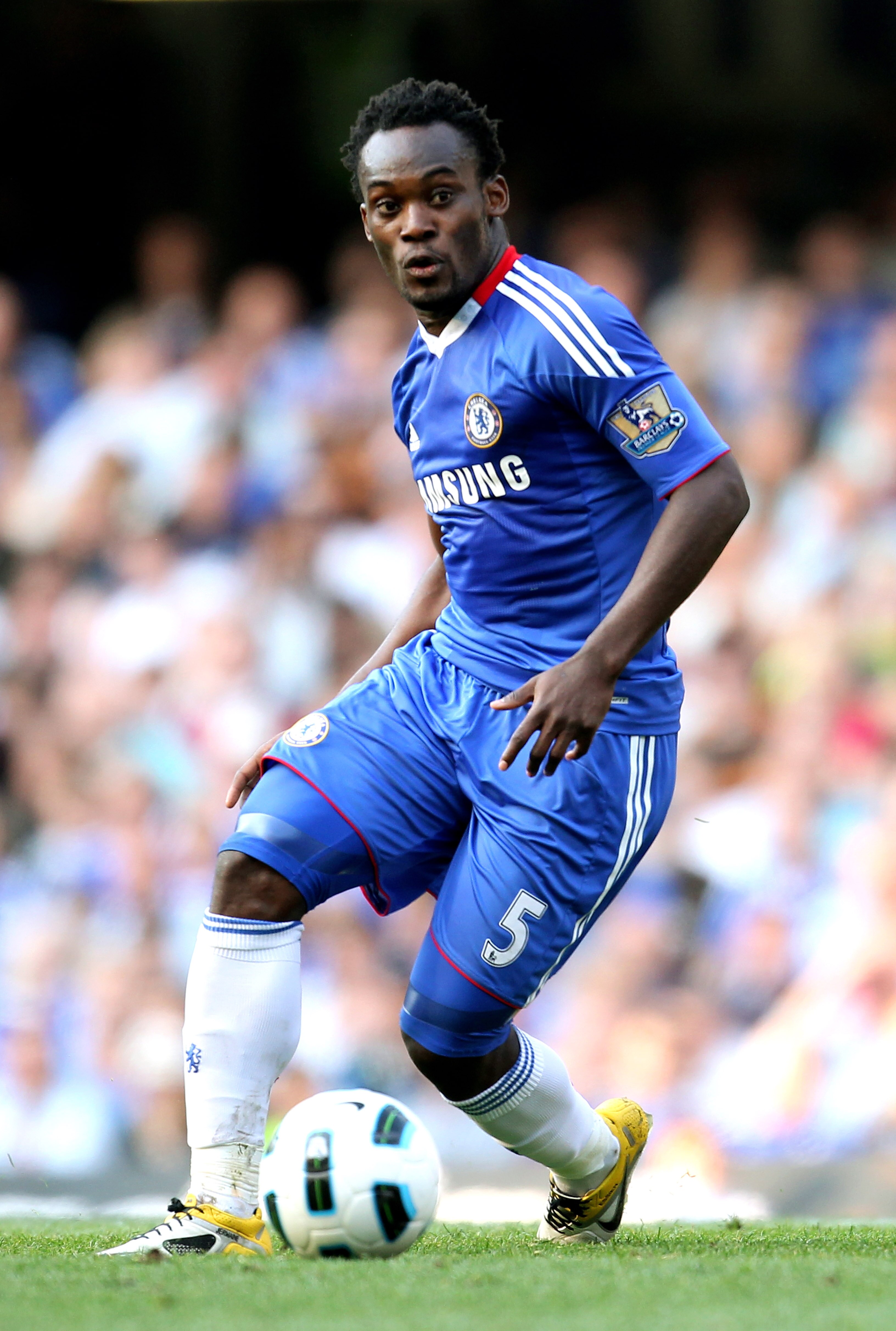 LONDON, ENGLAND - APRIL 30:  Michael Essien of Chelsea controls the ball during the Barclays Premier League match between Chelsea and Tottenham Hotspur at Stamford Bridge on April 30, 2011 in London, England.  (Photo by Scott Heavey/Getty Images)