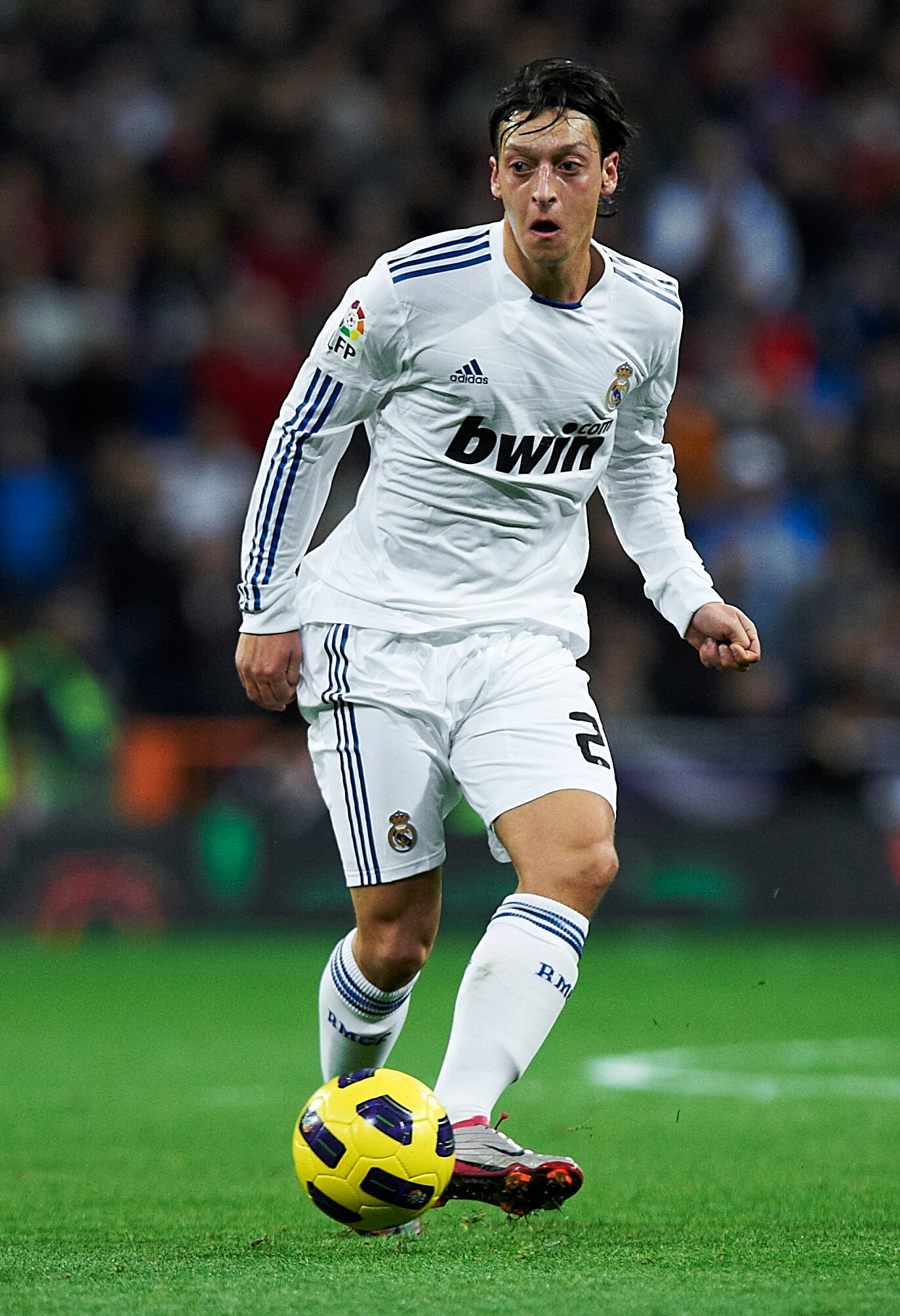 MADRID, SPAIN - NOVEMBER 20:  Mesut ?zil of Real Madrid in action during the La Liga match between Real Madrid and Athletic Bilbao at Estadio Santiago Bernabeu on November 20, 2010 in Madrid, Spain. Real Madrid won 5-1.  (Photo by Manuel Queimadelos Alons