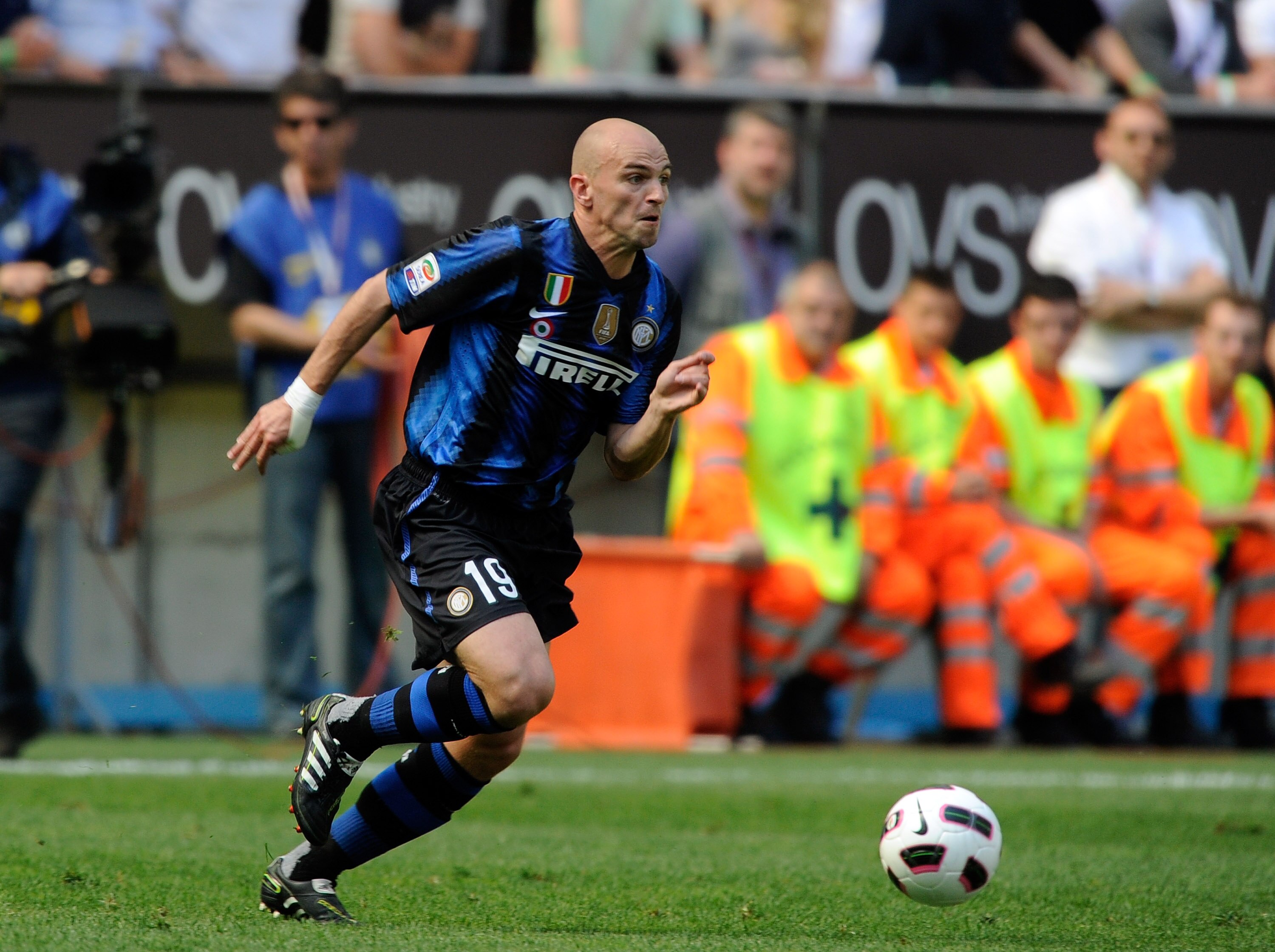 MILAN, ITALY - MAY 08:  Esteban Cambiasso of FC Inter Milan in action during the Serie A match between FC Internazionale Milano and ACF Fiorentina at Stadio Giuseppe Meazza on May 8, 2011 in Milan, Italy.  (Photo by Claudio Villa/Getty Images)