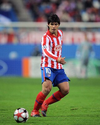 MADRID, SPAIN - DECEMBER 08:  Sergio Aguero of Atletico Madrid passes the ball during the UEFA Champions League Group D match between Atletico Madrid and FC Porto at the Vicente Calderon stadium on December 8, 2009 in Madrid, Spain.  (Photo by Denis Doyle