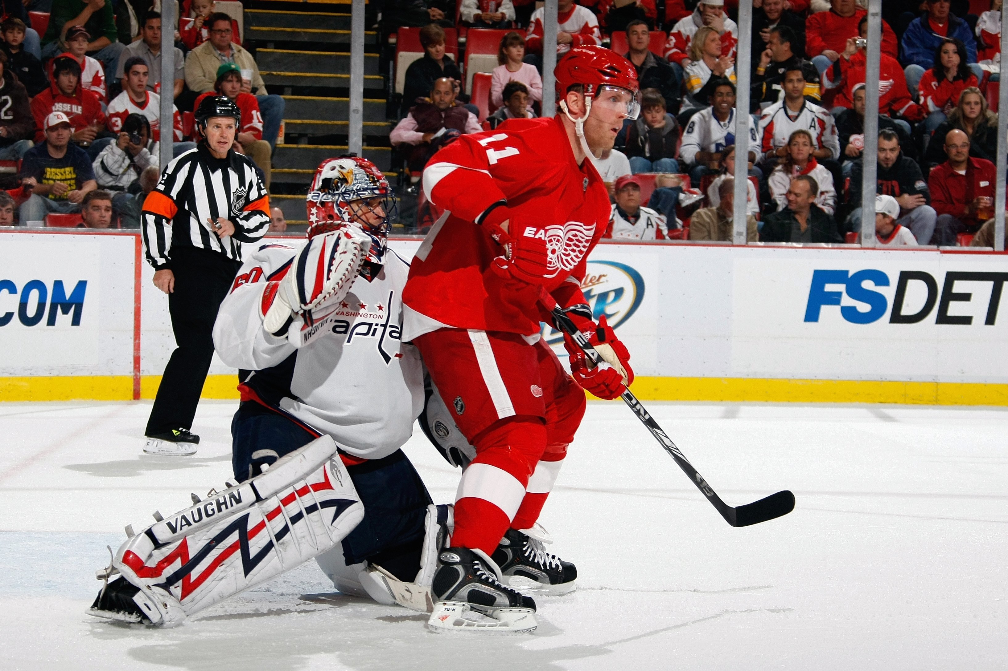 DETROIT - OCTOBER 10: Dan Cleary #11 of the Detroit Red Wings sets up in front of Jose Theodore #60 of the Washington Capitals during the game on October 10, 2009 at Joe Louis Arena in Detroit, Michigan. (Photo by Gregory Shamus/Getty Images) DETROIT - OCTOBER 10: Dan Cleary #11 of the Detroit Red Wings sets up in front of Jose Theodore #60 of the Washington Capitals during the game on October 10, 2009 at Joe Louis Arena in Detroit, Michigan. (Photo by Gregory Shamus/Getty Images)