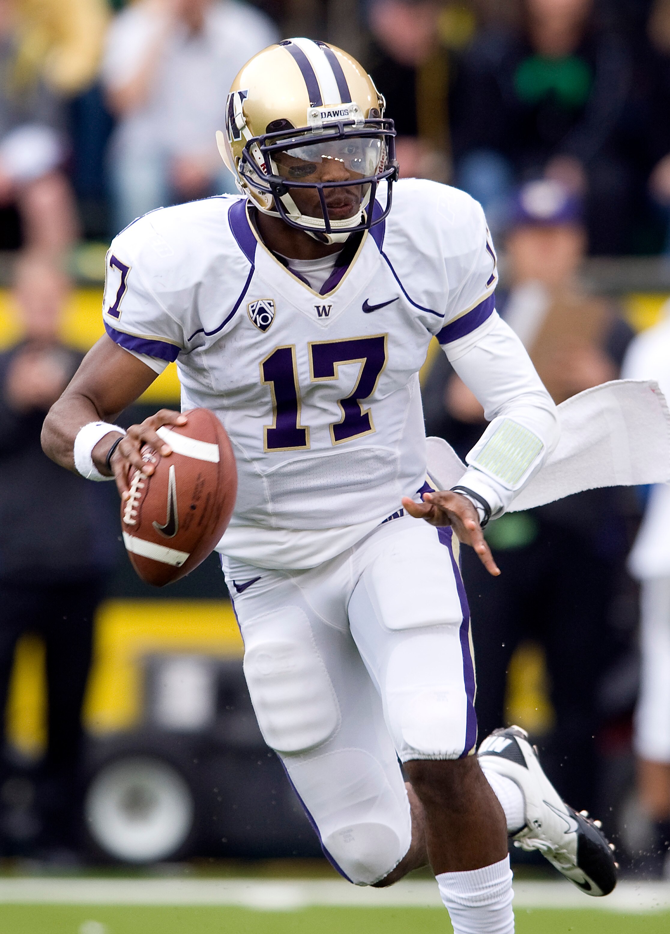EUGENE, OR - NOVEMBER 06: Quarterback Keith Price #17 of the Washington Huskies scrambles out of the pocket in the third quarter of the game against the Oregon Ducks at Autzen Stadium on November 6, 2010 in Eugene, Oregon. The Ducks won the game 53-16. (P