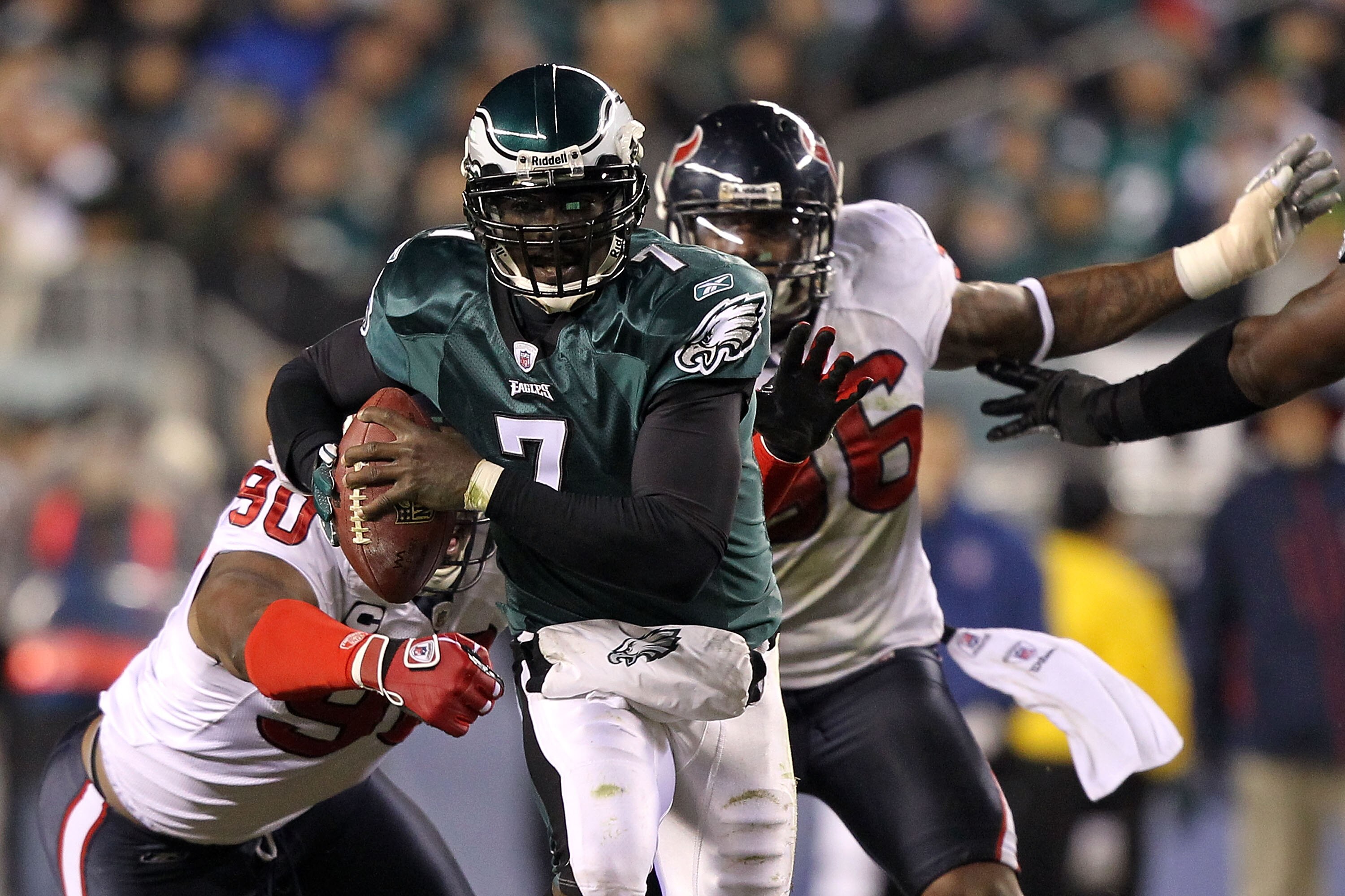 PHILADELPHIA, PA - DECEMBER 02:  Michael Vick #7 of the Philadelphia Eagles runs with the ball against the Houston Texans at Lincoln Financial Field on December 2, 2010 in Philadelphia, Pennsylvania.  (Photo by Al Bello/Getty Images)