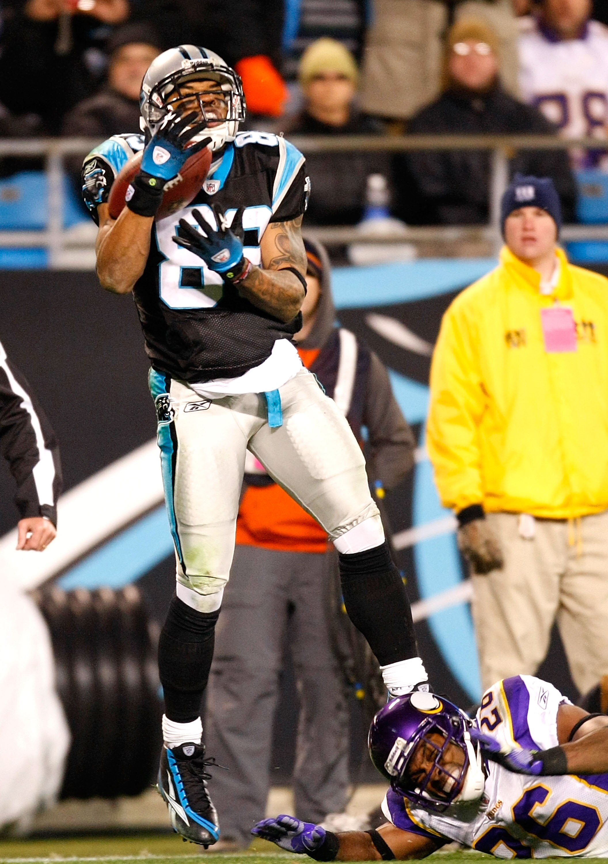 CHARLOTTE, NC - DECEMBER 20:  Steve Smith #89 of the Carolina Panthers pulls in a touchdown reception against Antoine Winfield #26 of the Minnesota Vikings at Bank of America Stadium on December 20, 2009 in Charlotte, North Carolina.  (Photo by Kevin C. C