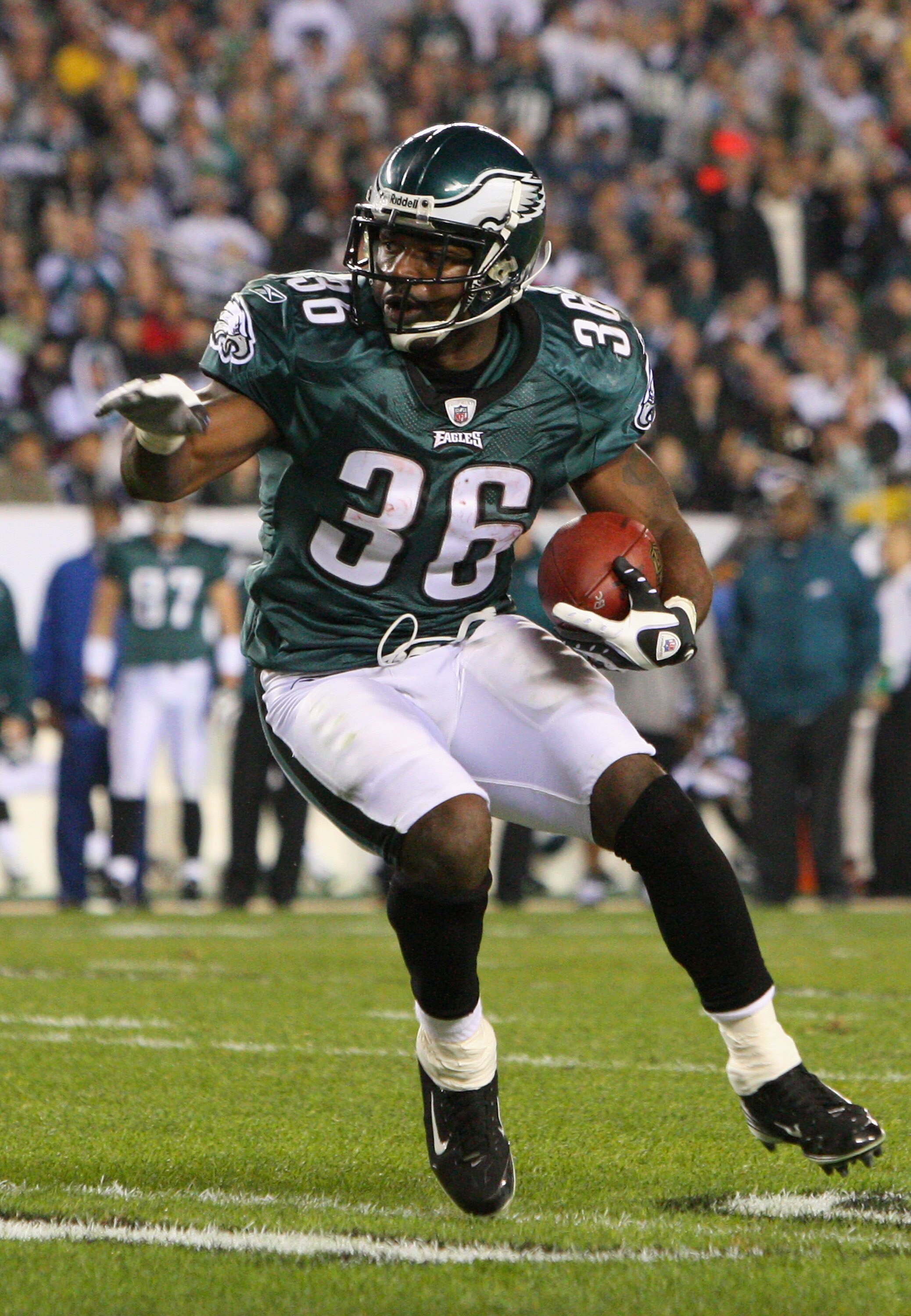 PHILADELPHIA - DECEMBER 15:  Brian Westbrook #36 of the Philadelphia Eagles runs with the ball against the Cleveland Browns on December 15, 2008 at Lincoln Financial Field in Philadelphia, Pennsylvania.  (Photo by Jim McIsaac/Getty Images)