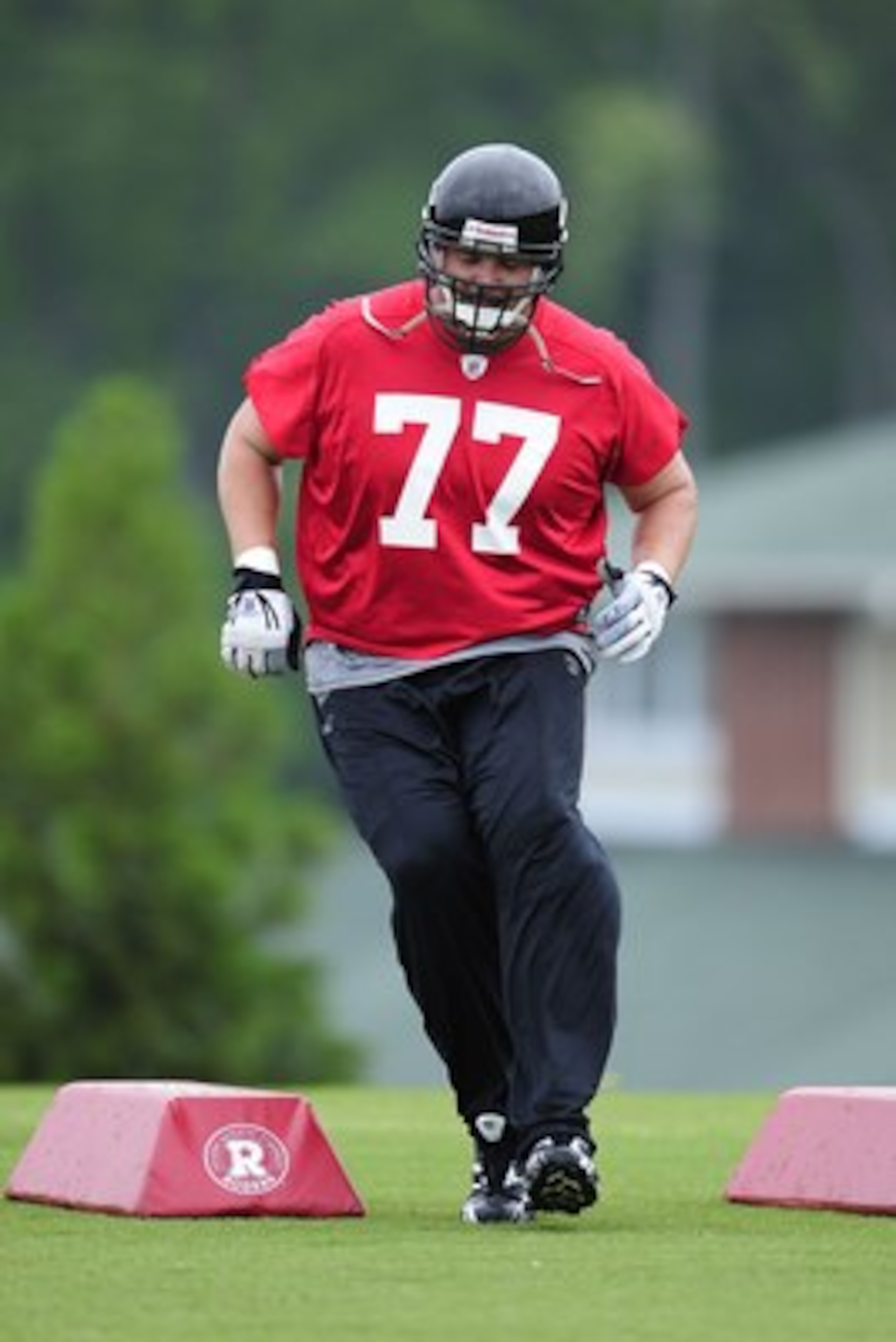 FLOWERY BRANCH, GA - MAY 9: Offensive tackle Tyson Clabo #77 of the Atlanta Falcons works out during minicamp at the Falcons Complex on May 9, 2009 in Flowery Branch, Georgia. (Paul Abell/Getty Images) FLOWERY BRANCH, GA - MAY 9: Offensive tackle Tyson Clabo #77 of the Atlanta Falcons works out during minicamp at the Falcons Complex on May 9, 2009 in Flowery Branch, Georgia. (Paul Abell/Getty Images)