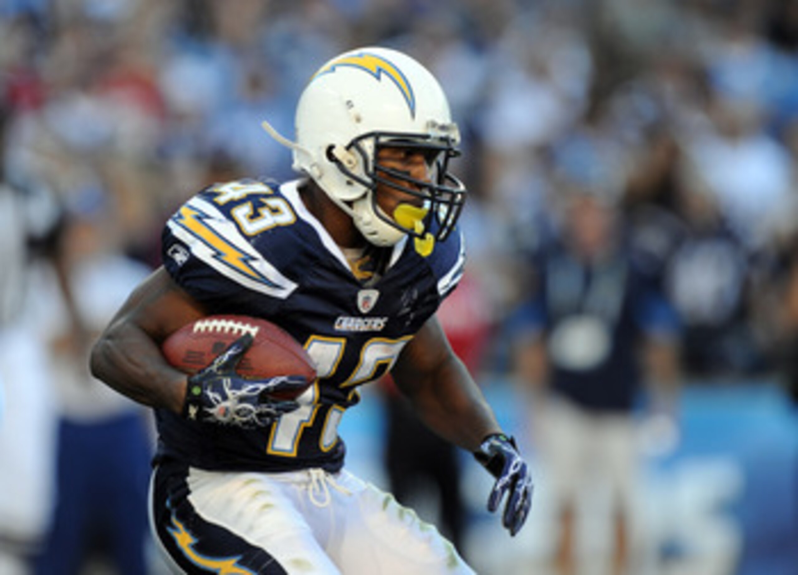 SAN DIEGO, CA - DECEMBER 20:  Runningback Darren Sproles #43 of the San Diego Chargers runs the ball against the Cincinnati Bengals during the NFL game on December 20, 2009 at Qualcomm Stadium in San Diego, California.  (Photo by Donald Miralle/Getty Imag
