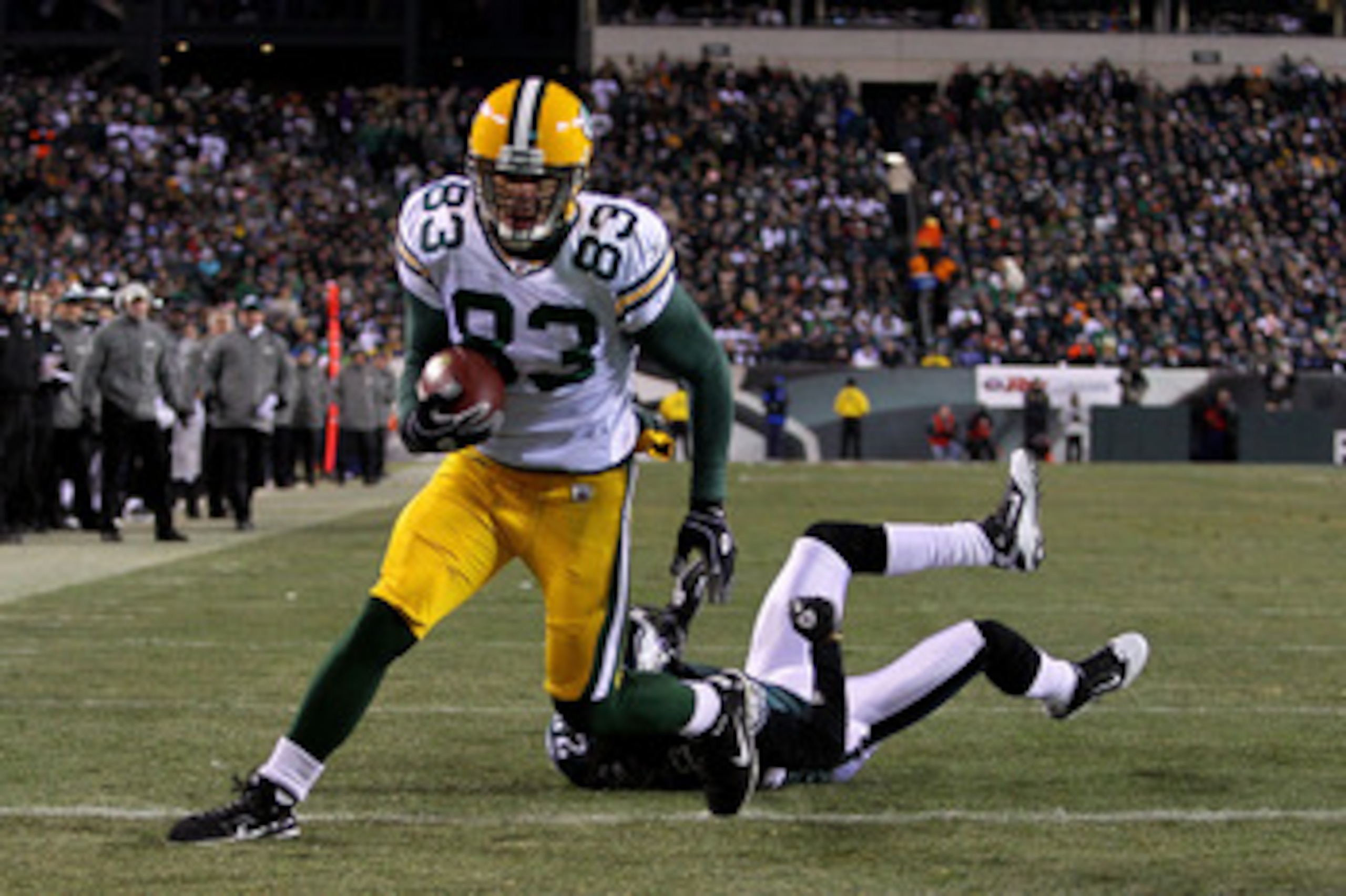 PHILADELPHIA, PA - JANUARY 09:  Tom Crabtree #83 of the Green Bay Packers scores a touchdown past Asante Samuel #22 of the Philadelphia Eagles the first quarter during the 2011 NFC wild card playoff game at Lincoln Financial Field on January 9, 2011 in Ph