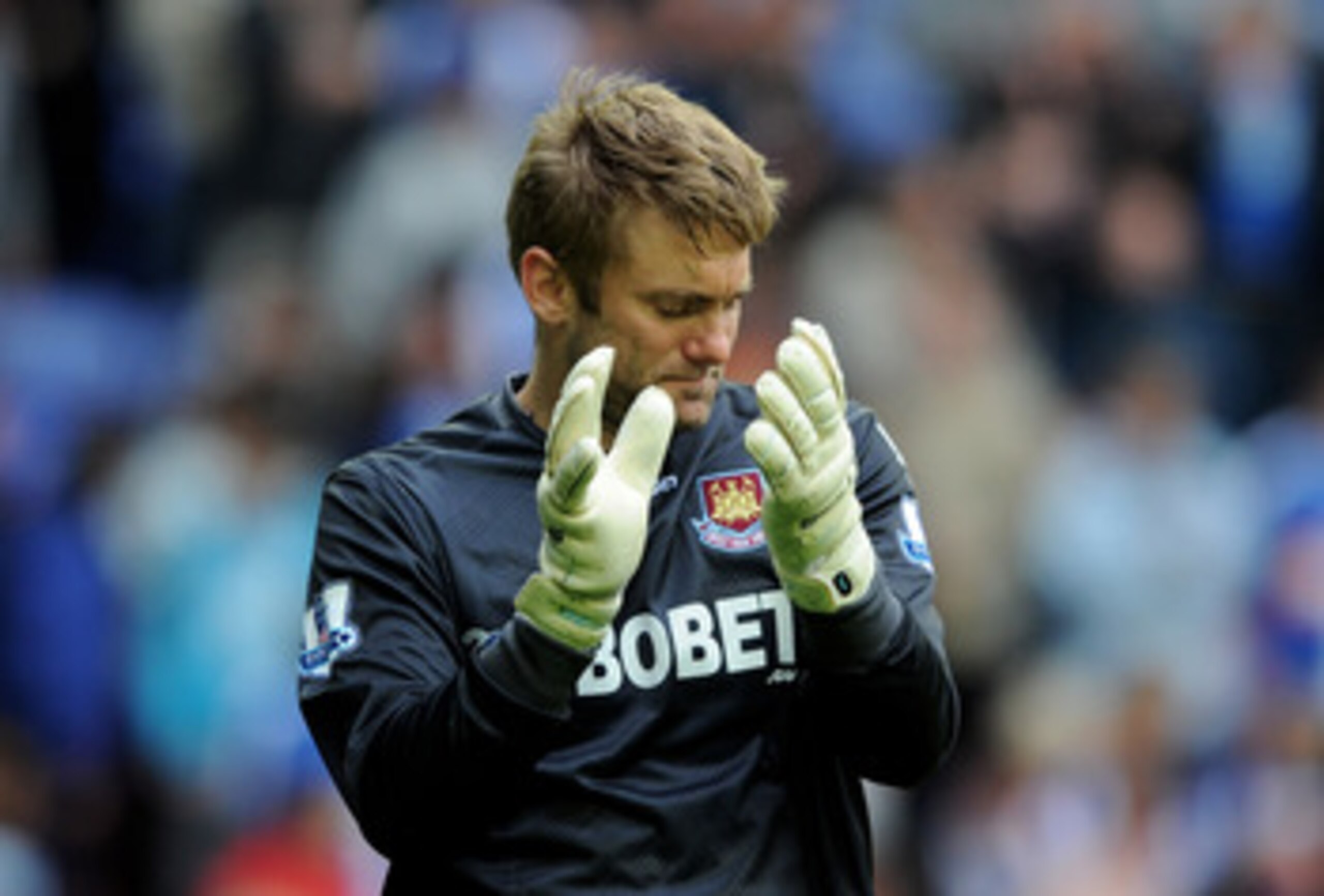 WIGAN, ENGLAND - MAY 15: Robert Green of West Ham United acknowledges the fans at the end of the Barclays Premier League match between Wigan Athletic and West Ham United at the DW Stadium on May 15, 2011 in Wigan, England. (Photo by Chris Brunskill/Gett WIGAN, ENGLAND - MAY 15: Robert Green of West Ham United acknowledges the fans at the end of the Barclays Premier League match between Wigan Athletic and West Ham United at the DW Stadium on May 15, 2011 in Wigan, England. (Photo by Chris Brunskill/Gett