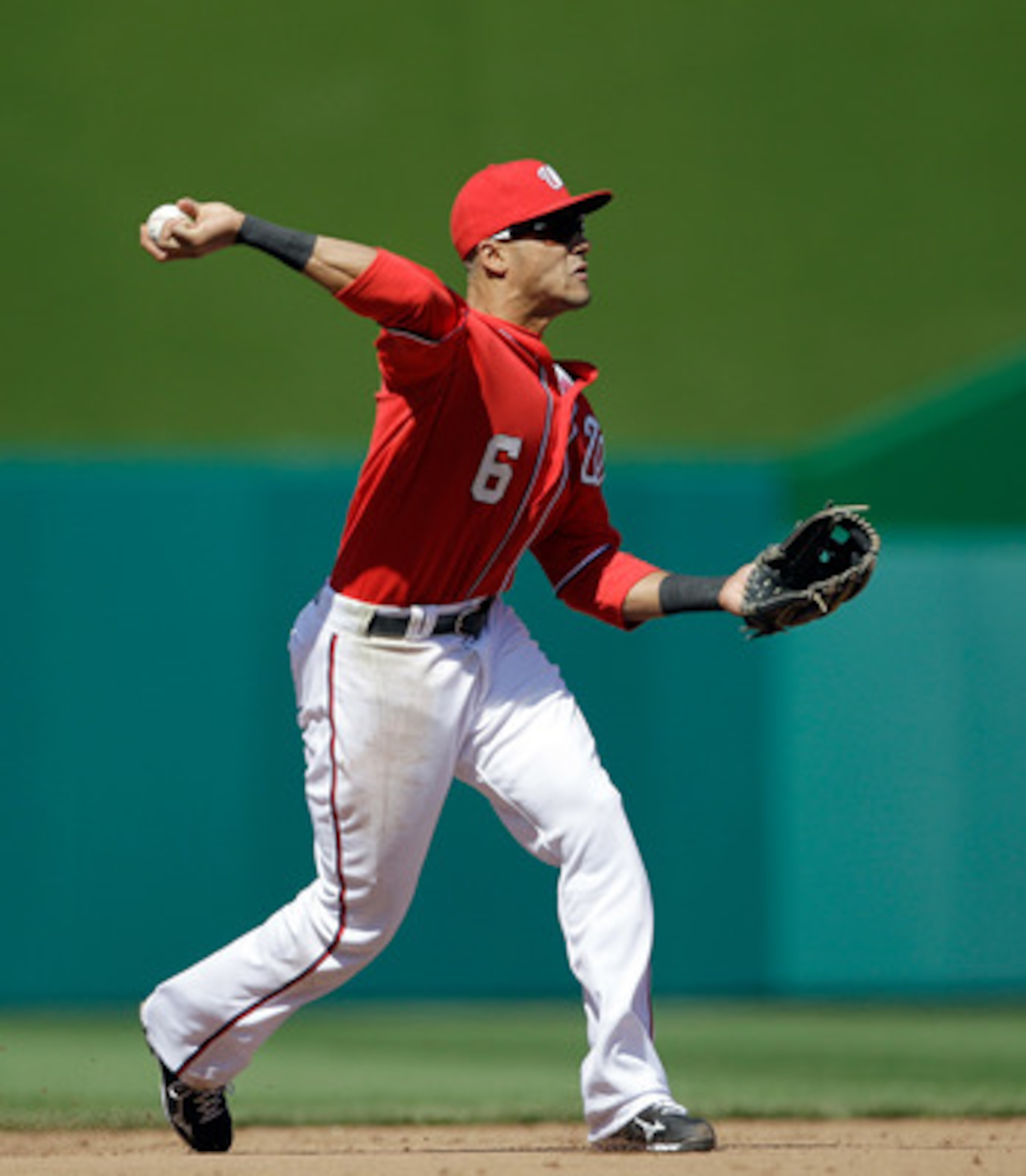 WASHINGTON, DC - APRIL 17:  Ian Desmond #6 of the Washington Nationals in action against the Milwaukee Brewers at Nationals Park on April 17, 2011 in Washington, DC.  (Photo by Rob Carr/Getty Images)