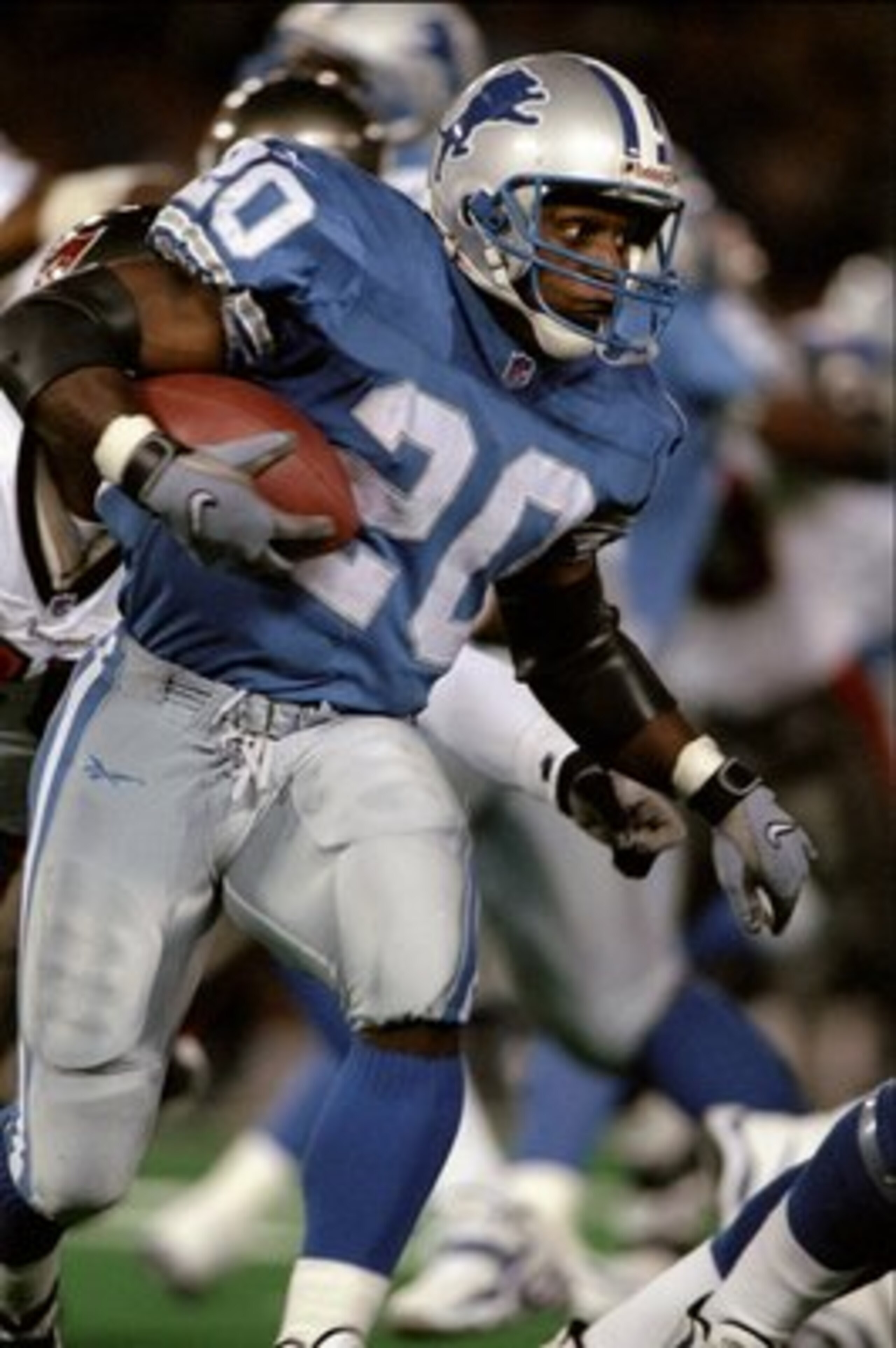 28 Sep 1998:  Running back Barry Sanders #20 of the Detroit Lions in action during the game against the Tampa Bay Buccaneers at the Pontiac Silverdome in Pontiac, Michigan. The Lions defeated the Buccaneers 27-6. Mandatory Credit: Tom Pidgeon  /Allsport