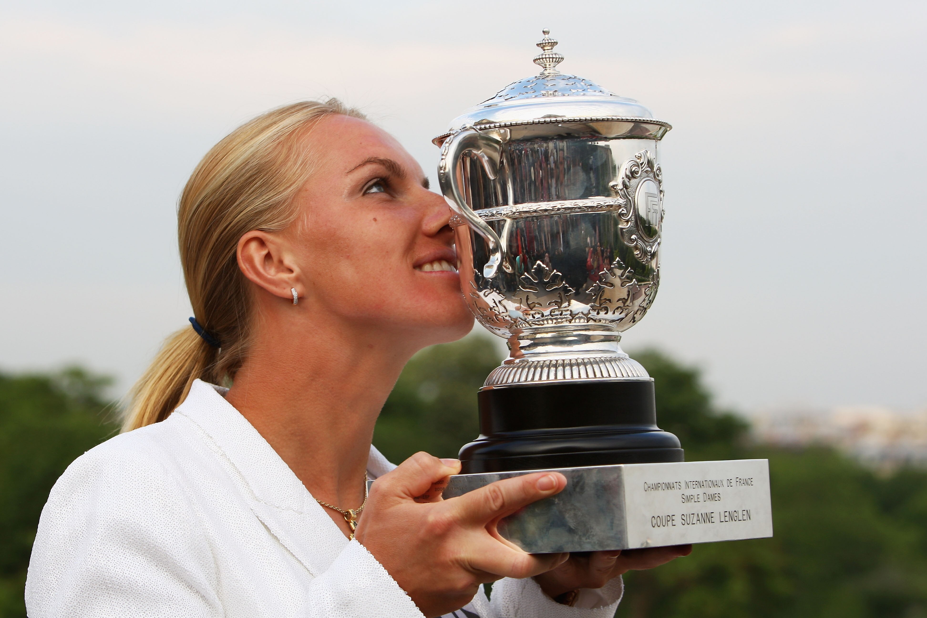 PARIS - JUNE 06:  New ladies French Open champion Svetlana Kuznetsova of Russia kisses with the trophy at the Eiffel Tower on day fourteen of the French Open on June 6, 2009 in Paris, France.  (Photo by Ryan Pierse/Getty Images)