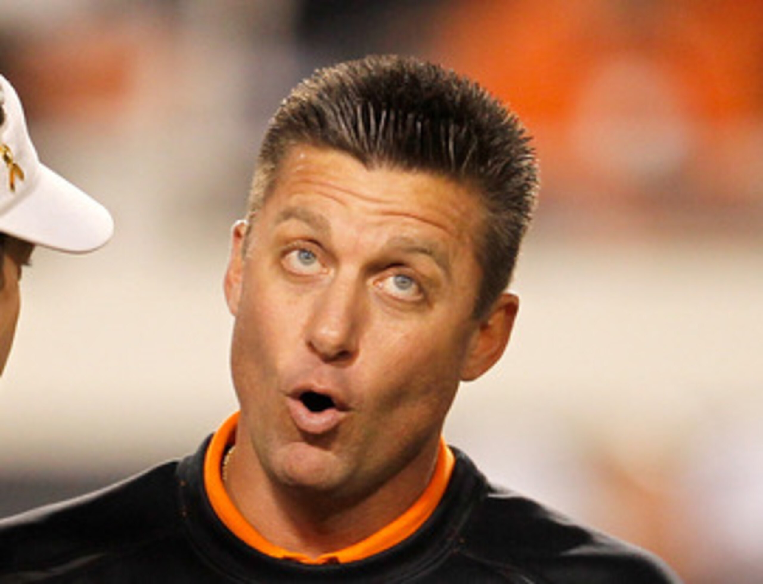 STILLWATER, OK - NOVEMBER 27:  Head coach Bob Stoops (L) of the Oklahoma Sooners talks with head coach Mike Gundy (R) of the Oklahoma State Cowboys at Boone Pickens Stadium on November 27, 2010 in Stillwater, Oklahoma.  (Photo by Tom Pennington/Getty Imag