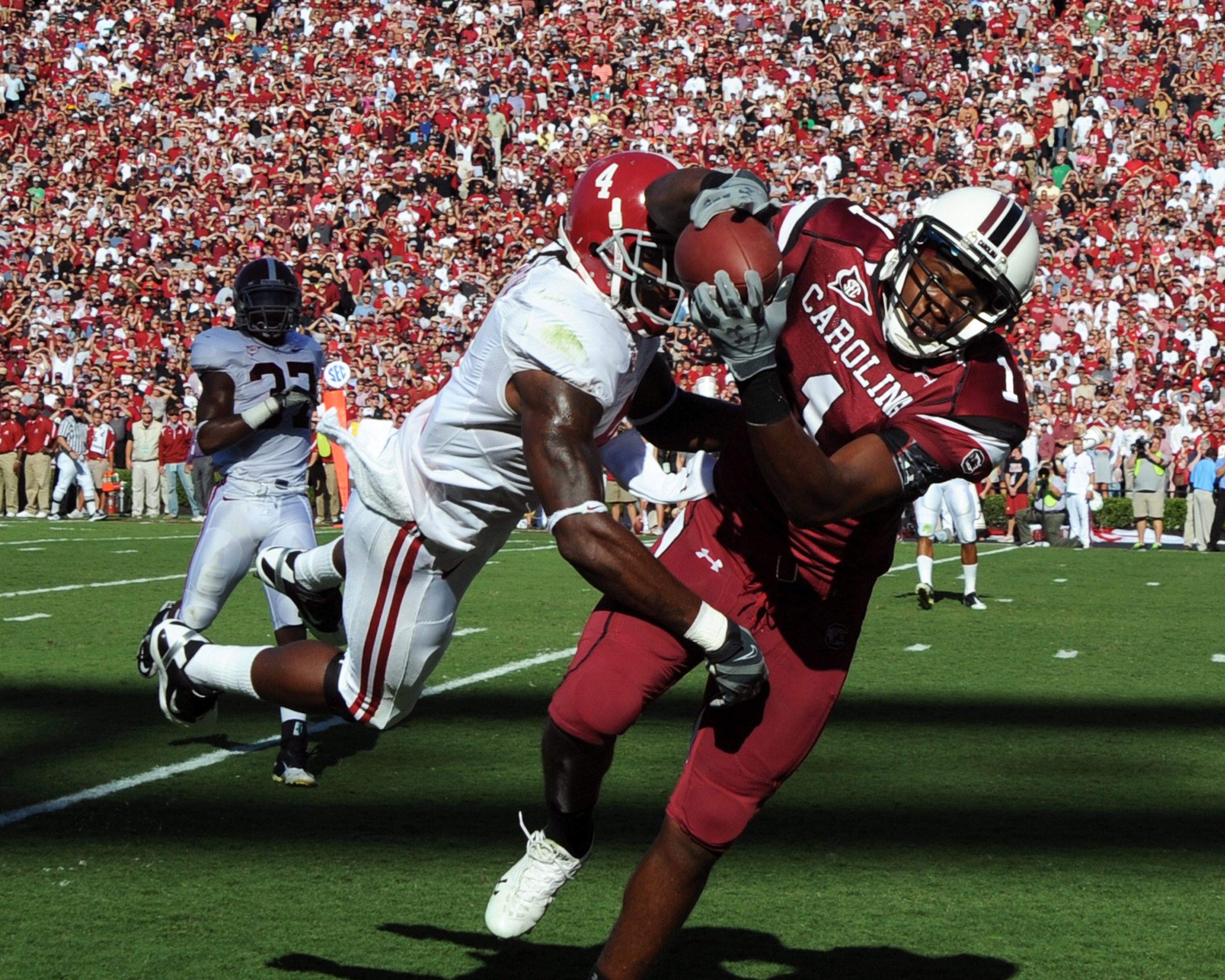 COLUMBIA, SC - OCTOBER 9: Wide receiver Alshon Jefrey #1 of the South Carolina Gamecocks grabs a touchdown pass against the Alabama Crimson Tide October 9, 2010 at Williams-Brice Stadium in Columbia, South Carolina.  (Photo by Al Messerschmidt/Getty Image