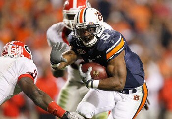 AUBURN, AL - NOVEMBER 13:  Michael Dyer #5 of the Auburn Tigers rushes towards Alec Ogletree #9 of the Georgia Bulldogs at Jordan-Hare Stadium on November 13, 2010 in Auburn, Alabama.  (Photo by Kevin C. Cox/Getty Images)