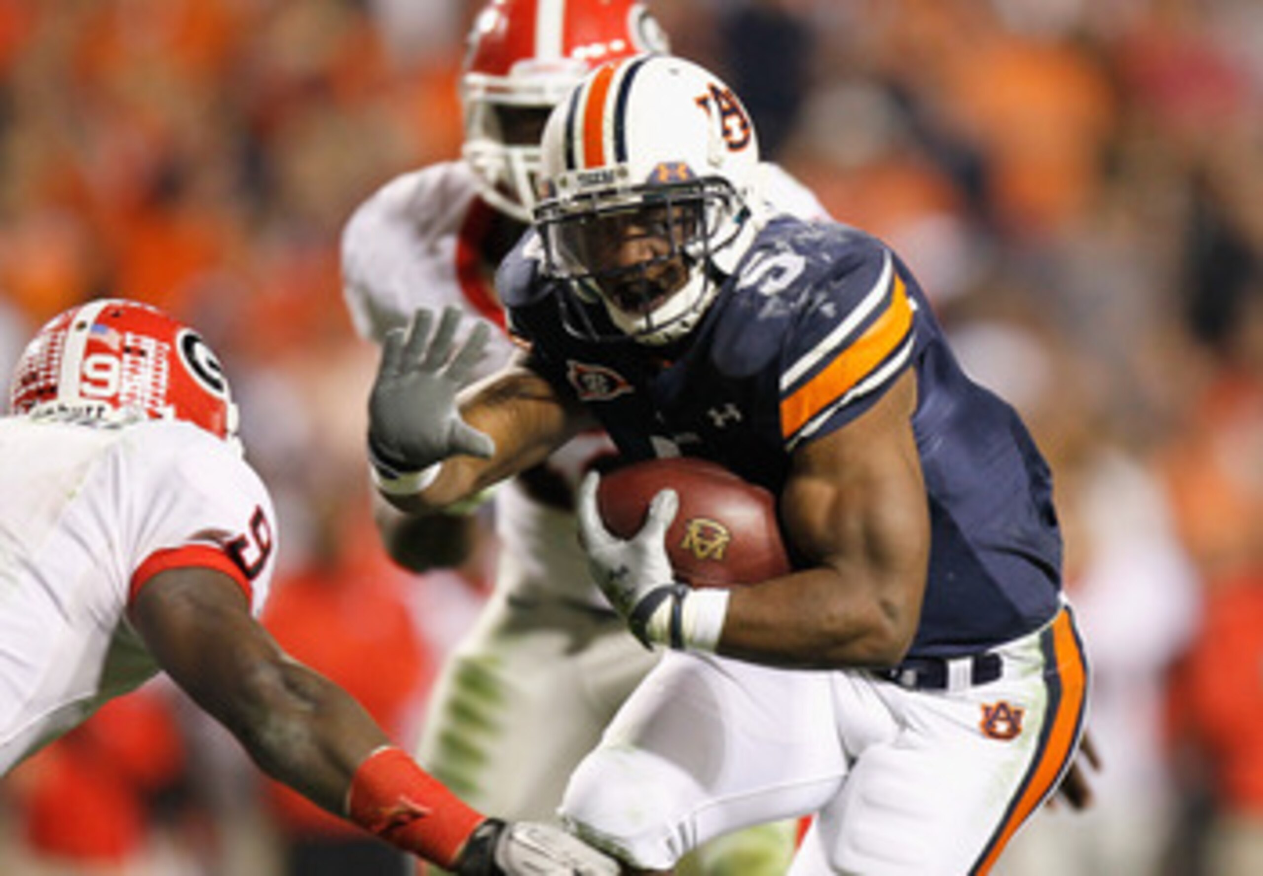 AUBURN, AL - NOVEMBER 13:  Michael Dyer #5 of the Auburn Tigers rushes towards Alec Ogletree #9 of the Georgia Bulldogs at Jordan-Hare Stadium on November 13, 2010 in Auburn, Alabama.  (Photo by Kevin C. Cox/Getty Images)